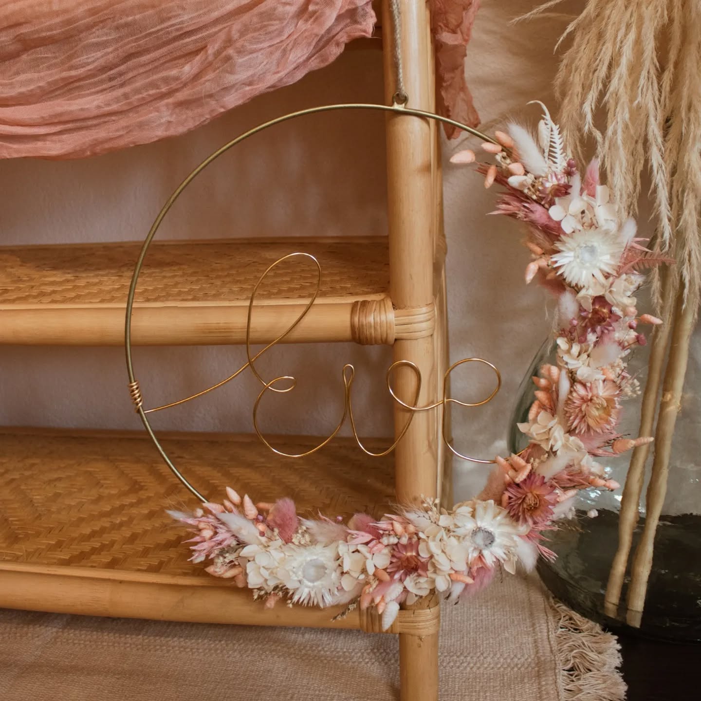 Couronne de fleurs séchées 🩷 réalisée avec amour pour embellir les journées et nuit d'une petite Eve 🙌🤗
Un doux poème de couleurs et de délicatesse 🌸
Mercii à ma cliente pour la réalisation de son 🎁
🙌☺️🩷
#fleurssechees#fleursechee#couronnedefleurs#couronnedefleurssechees#couronne#driedflowers#couronnepersonnalisee#creationartisanale#creatricesuisse#fleuristesuisse#suisse#eshopsuisse#fleurssecheessuisse#ideecadeau#ideecadeadenaissance#vaud#fribourg#neuchatel#valais#tessin#berne#geneve#deco#decoration#decobebe#decoenfant#decosalon#decoaddict#