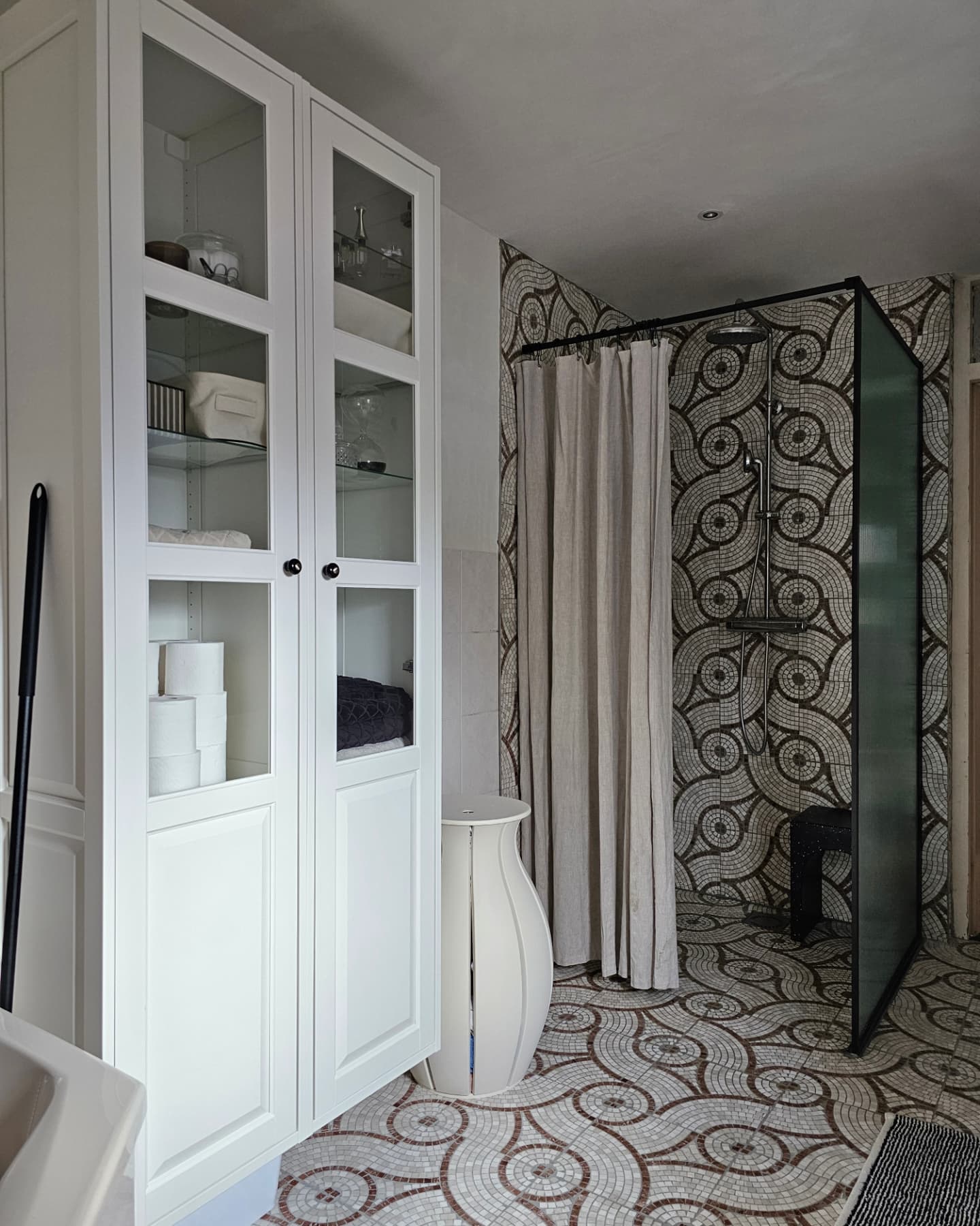 De badkamer op de gram! De eerste anderhalf jaar was het badderen in plaats van douchen. Met de verbouwing werden de tegels in de douche en op de vloer vervangen door de mozaïektegels, we verplaatsten de radiator en we plaatsten kasten en nieuwe kranen. De laatste grote verandering die nog staat te gebeuren, is het verven van het stucwerk en de badkamerdeur in een terrakleur die terugkomt in de mozaïektegels. Ben zo benieuwd wat dat met de look & feel gaat doen. Wordt vervolgd🖌
#interieur #badkamer #mozaiek #zwartwit #tmarksthuis