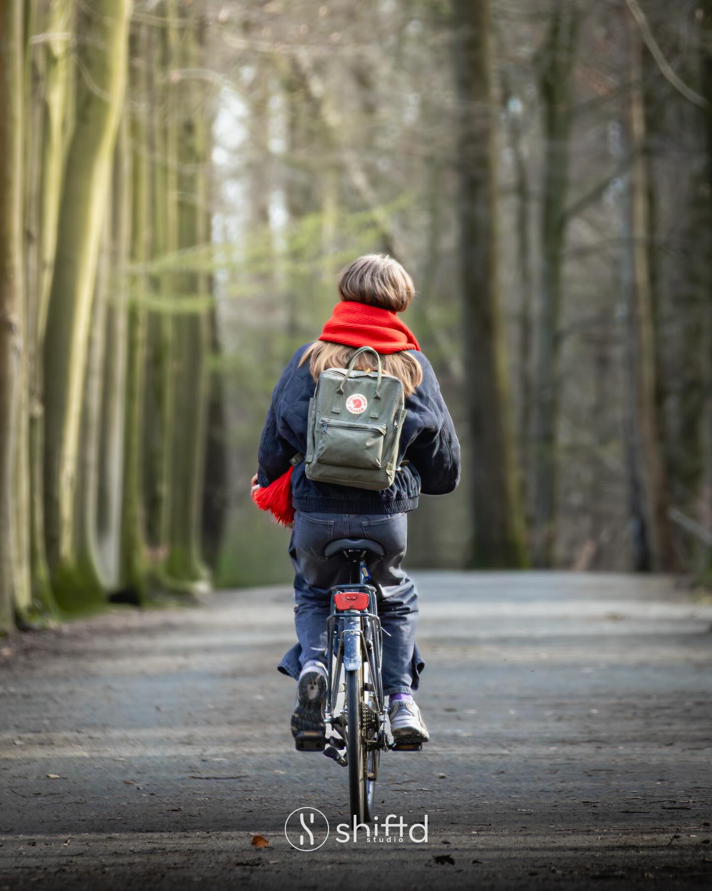 De kalmte van de natuur heeft impact op iedereen.
Ik kijk graag hoe iedereen op z’n eigen manier het park of bos ervaart 🌿
Iedereen leeft zijn eigen verhaal, en op zo’n momenten voel je dat.
#streetphotography #observatie #momenten #shiftdstudio #storytelling