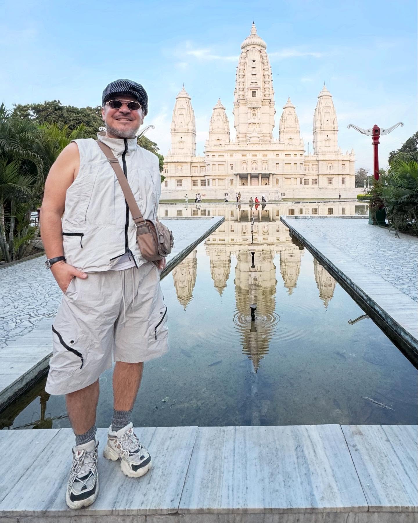 Kanpur: templos majestuosos como el JK Temple, y un sinnúmero de ghats a orillas del Ganges, que le dan un aire a “pequeña Benarés”, donde coincidí con la presencia de monos y nubes de mosquitos..
Frescor aromático con profundidad amaderada y ambarina me acompañaron en esta ciudad con ZirYab Peppermint ❤️
#ricardoramosperfumesdeautor #kanpur #ziryabpeppermint #india