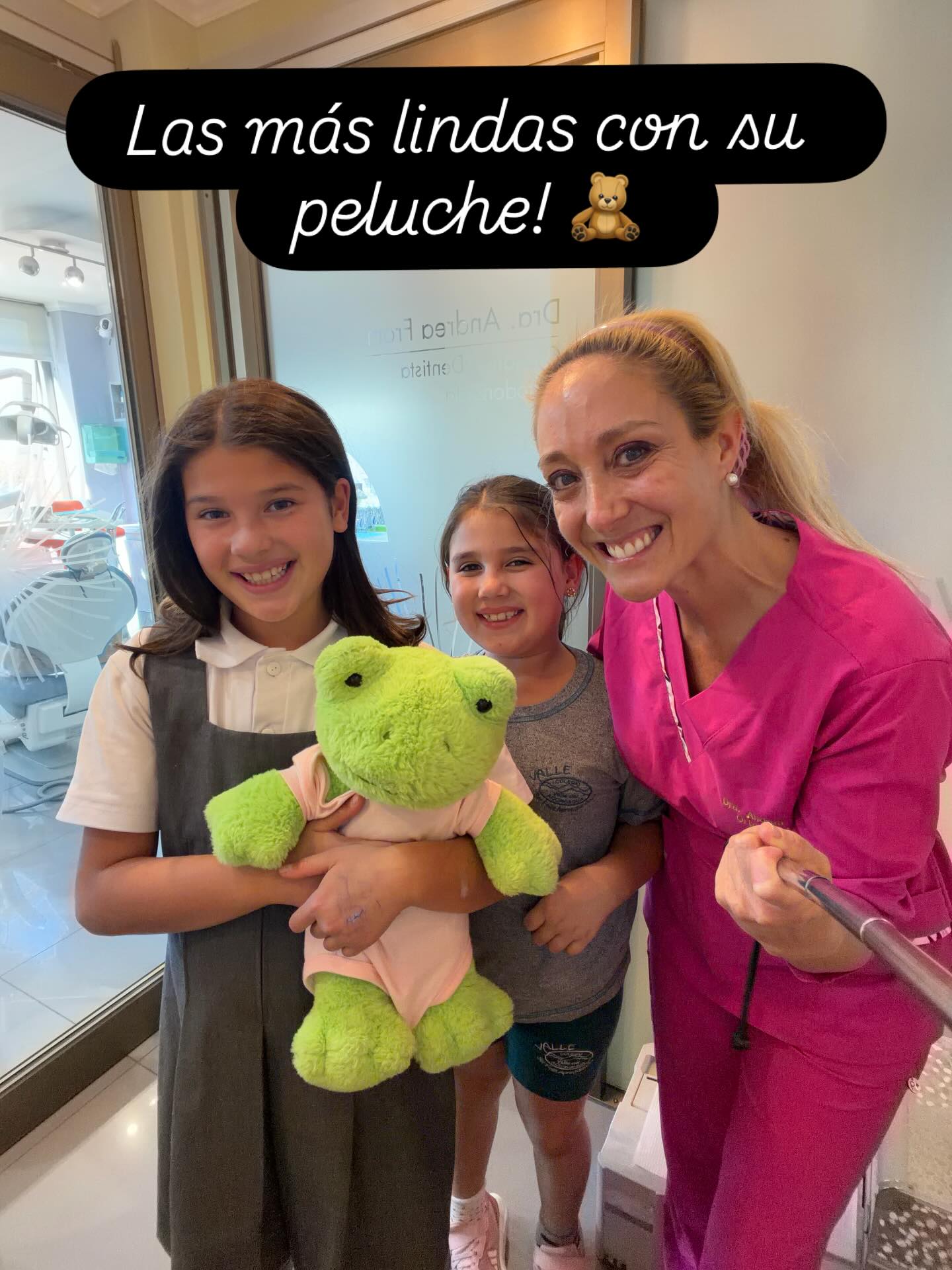 ✨ Ayer recibí la visita de estas hermosas pacientitas… ¡y vinieron acompañadas de su peluche! 🧸💚
No puedo negar que tengo debilidad por las ranitas verdes 🐸✨
Aunque ellas ya no conozcan a la clásica rana René, yo sigo encontrando en estos pequeños detalles toda la magia de la infancia…
Esa etapa tan pura, tierna y llena de imaginación que también forma parte de cada sonrisa que cuidamos 💫
Gracias por recordarme lo lindo de mi profesión 💚
📍 Dentsalud Ortodoncia – Viña del Mar
📲 Agenda tu evaluación por DM o WhatsApp
#OrtodonciaInfantil #dientes #ViñaDelMar #SonrisasFelices #Sortch