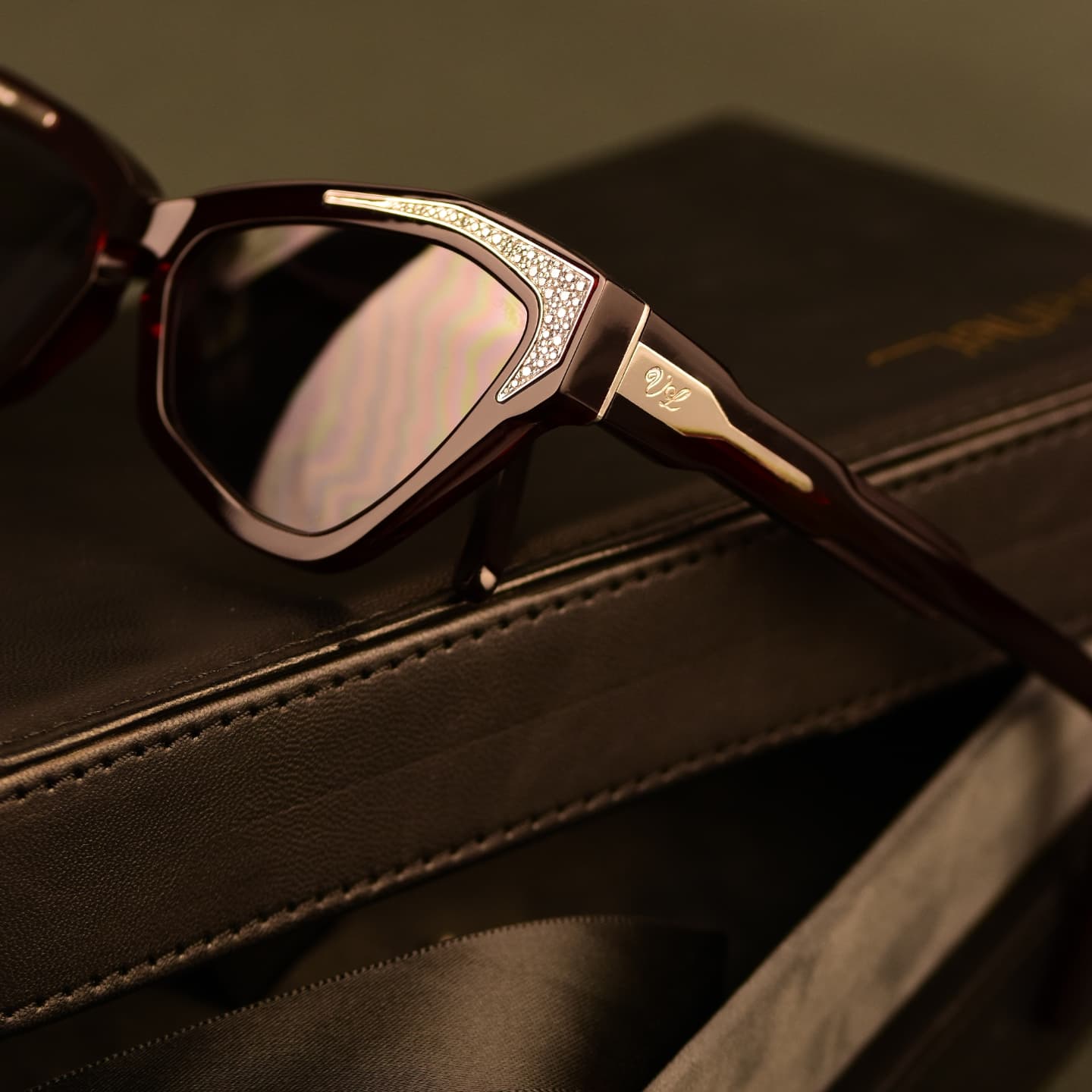 ✨ Crafted in Dubai ✨
Introducing this bold and elegant pair of sunglasses, designed by our talented intern during her visit in Dubai.
A celebration of femininity and modernity, this frame is infused with the spirit of the city:
🌆 Sculpted temples inspired by the iconic Burj Khalifa
💎 Diamonds for a touch of high-end sophistication
📐 A delicate engraving reads صُنع في دبي , an ode to the city's innovation and craftsmanship
A unique design, where elegance meets architecture.
___________
#LuxuryEyewear #MadeInDubai #DubaiDesign #HighJewelryEyewear #BurjKhalifaInspired #ModernFemininity #bespoke #luxe #sunglasses #burjkhalifa