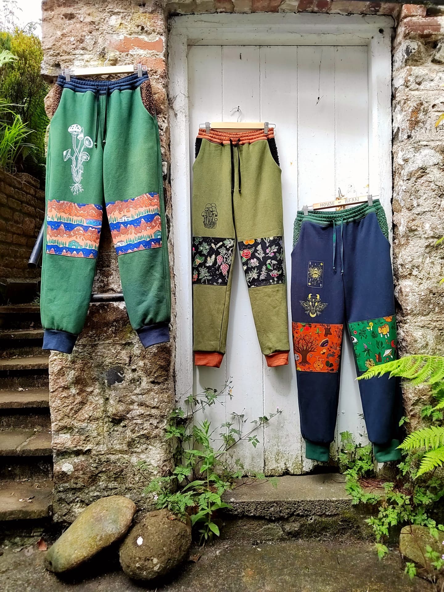 just put these 3 joggers up on the website along with some other wee bits 💚 long day at work! sometimes better when it isn't sunny as i make more in the day!
www.houseofbeanco.com
#botanical #hemp #hempclothing #sustainableclothing #handmade #madetoorder #smallbusiness #screenprint #mushrooms #trees #pigmentprinting #