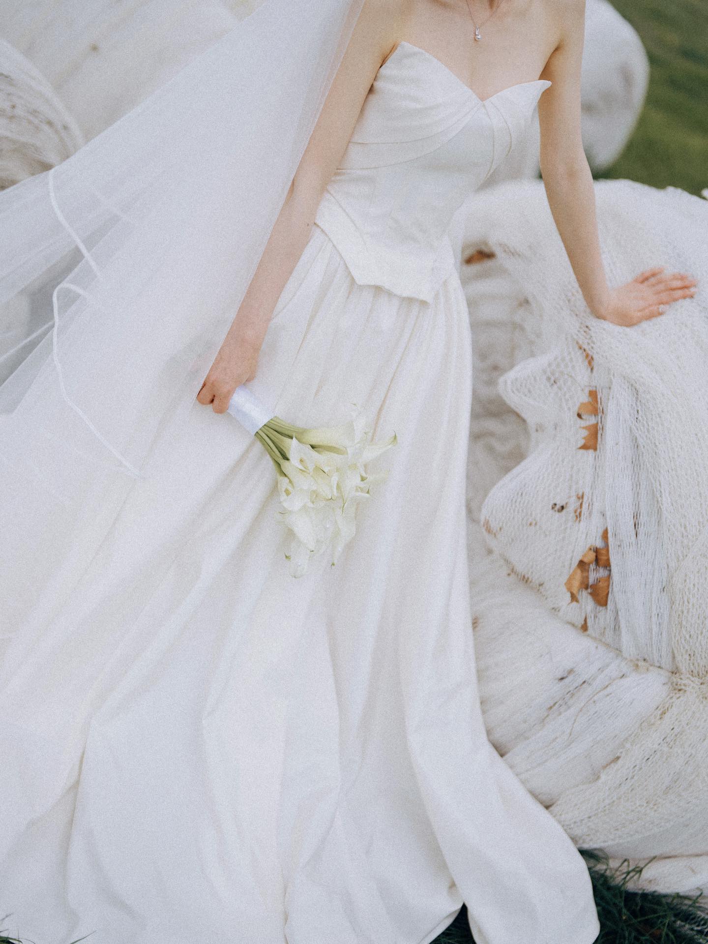 🩵🩵🩵
Still remember the fitting day — after a little (persistent) convincing, Y finally gave the two-piece Celeste a try… and instantly fell in love 🤍
Two-piece bridal isn’t just different — it’s a statement. Modern, fashion-forward, and unapologetically unique. It breaks away from tradition while opening up endless possibilities for styling, movement, and individuality.
Proof that you don’t have to follow the rules to look unforgettable ✨