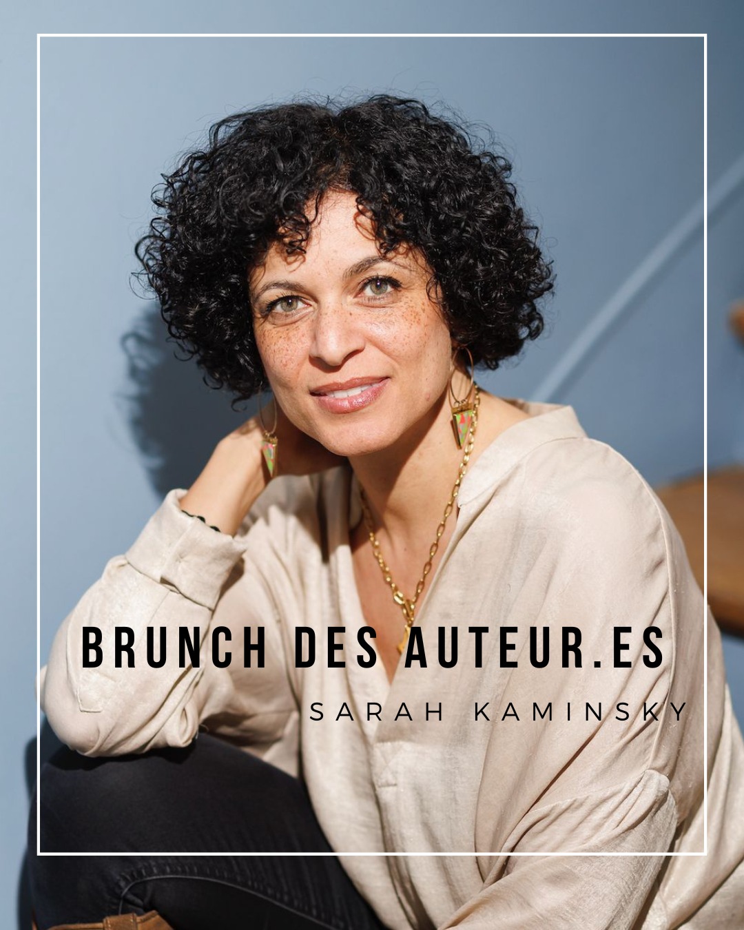 Lundi matin, 13 adhérent·es de la Scénaristerie ont rencontré Sarah Kaminsky, tout récemment distinguée par le César du Meilleur scénario original avec Franck Dubosc pour Un ours dans le Jura. Ce film à l’humour noir, héritier jurassien du Fargo des Frères Coen, a rencontré un beau succès en salles (près de 1,5 Millions d’entrées) et sera disponible sur Netflix le 1er avril !
Avec passion et beaucoup de générosité, Sarah a retracé son parcours, depuis le livre consacré à son père, ses années en tant que Script Doctor, jusqu’à la co-écriture de nombreux succès du cinéma français (entre autres, Adieu Monsieur Haffmann, La Tresse, Gauguin, voyage à Tahiti, ou La Ch’tite Famille).
Elle a longuement parlé de son travail avec Franck Dubosc et mis en valeur le travail collaboratif, et ce dès les premières idées, son amour des personnages et son approche de la comédie. Elle a ensuite décrit sa “boîte à outils” de scénariste, entre références cinématographiques, théories du scénario et un énorme bagage pratique, qui inclue la maîtrise de l’art secret du post-it ;)
Enfin, elle nous a teasé sa (très) riche actualité en matière de tournages avec notamment son premier film en tant que réalisatrice, Las Vegas Thérapie (co-écrit avec Niko Tackian).
Un immense merci à elle !
kaminsky.sarah