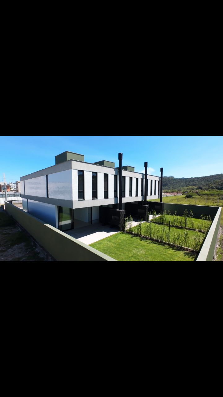 Casas Dos Lordes | 2025
Três casas geminadas de dois pavimentos, pensadas para moradia permanente ou uso por temporada.
O projeto se organiza em torno de um pátio central que conecta os dois níveis e permite que a luz e a vegetação atravessem a casa, integrando natureza e arquitetura.
Com 183 m² de área construída, cada unidade combina rigor técnico e uma estética limpa, com detalhes de acabamento que expressam coerência, durabilidade e conforto em todos os níveis.
Todas as unidades aproveitam a orientação norte nos fundos, garantindo luminosidade ao longo de todo o dia.
Um conjunto que une arquitetura contemporânea e qualidade construtiva — pensado para viver com luz, natureza e flexibilidade.
Ficha técnica:
Localização: Ingleses, Florianópolis, SC – Brasil
Tipologia: Casas geminadas de dois pavimentos
Arquitetura: Proyecto C – Argentina
Conclusão: 2025
Área construída: 183 m² por unidade
Área total: 216 a 250 m² (conforme a unidade)
Unidades: 3
Dormitórios: 3 (1 suíte + 2 demi-suítes) + 2 áreas flexíveis
Banheiros: 2 + lavabo
Vagas de garagem: 2
Diferenciais: Pátio central com jardim interno, ventilação cruzada, áreas flexíveis que ampliam as possibilidades de uso, orientação norte nos fundos, fachada com pastilhas cerâmicas brancas e balanços de concreto aparente.
.
www.kubiko.com.br
#kubiko #florianopolis #investimento