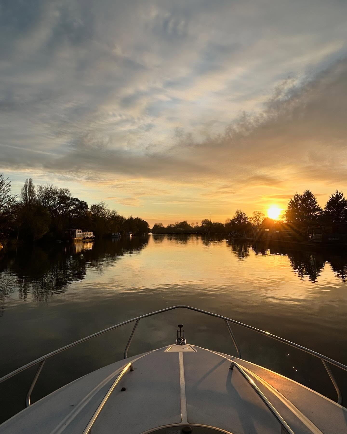 Autumn on the Thames #riverthames #marine #marineengineering #riverlife #marinedreamltd #boat