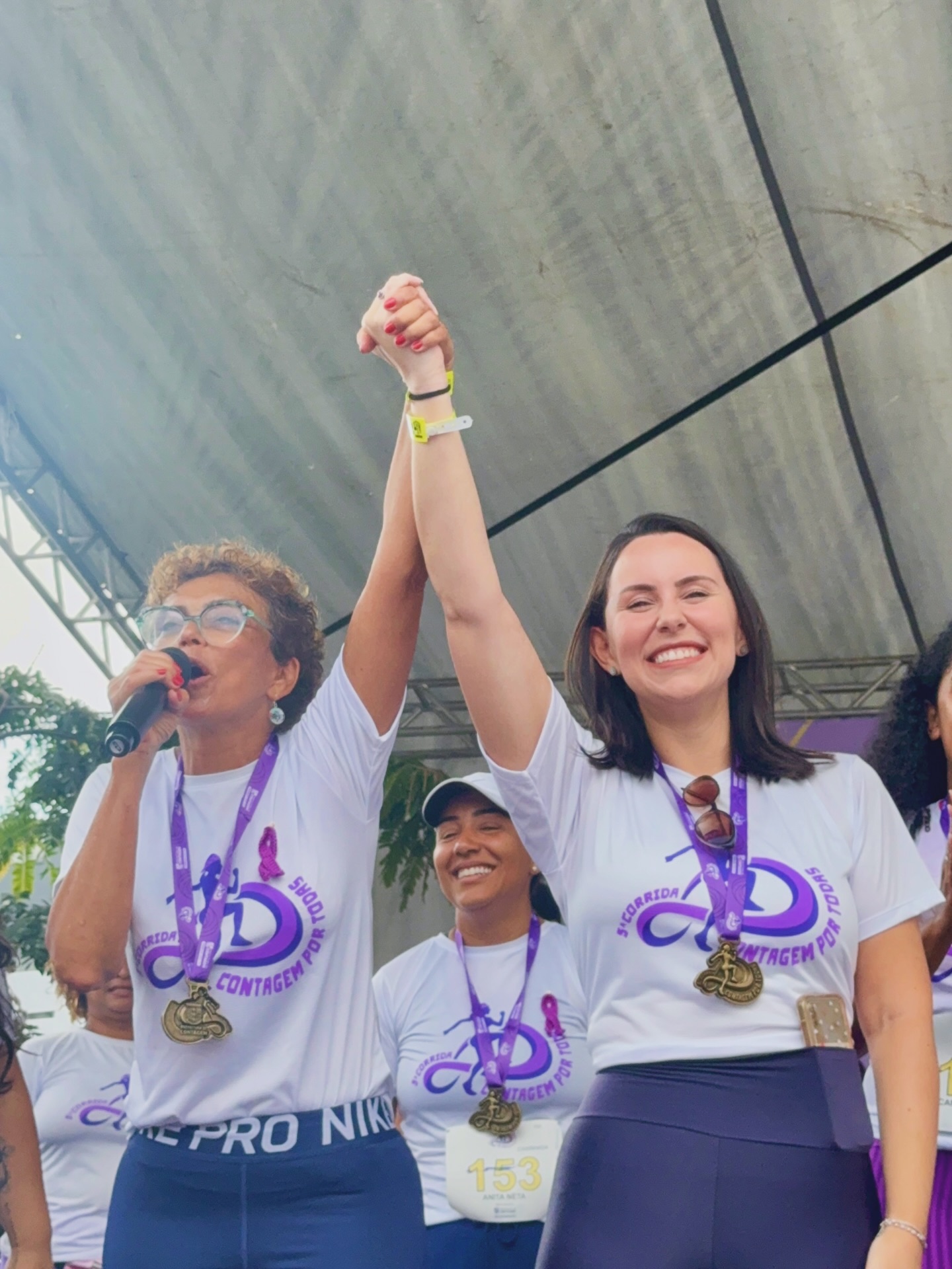 Hoje foi dia de correr por elas, com elas e para elas.💜
Participei da 5ª Corrida Contagem por Todas, um encontro lindo que reuniu mulheres em um movimento de saúde, alegria, acolhimento e fortalecimento.
Teve corrida, teve dança, teve abraço, teve fala importante sobre proteção às mulheres e, principalmente, teve união. Foi muito especial estar ao lado da prefeita e de tantas mulheres da nossa cidade.
Como Procuradora da Mulher, é uma alegria e também um compromisso estar presente em ações que valorizam, protegem e fortalecem as mulheres de Contagem. 💜
Contagem mostrou, mais uma vez, que quando a mulher ocupa os espaços, a cidade inteira avança.