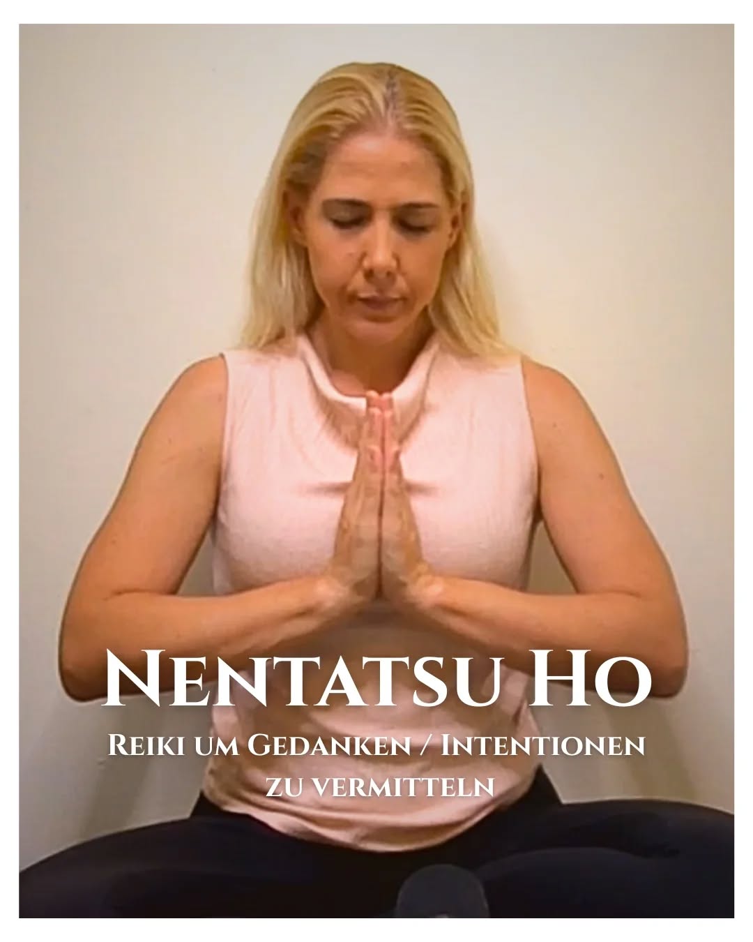 Manchmal sind es die einfachen Dinge, die eine ganz tiefe Wirkung haben.
Nentatsu Ho ist für mich genau so eine Technik.
Still, klar – und gleichzeitig unglaublich wirkungsvoll.
Sie lädt uns ein, unsere Gedanken, unsere Intention und unsere innere Ausrichtung bewusst mit Reiki zu verbinden. Und jedes Mal, wenn ich damit arbeite, spüre ich, wie ich wieder mehr bei mir ankomme.
Ruhiger werde. Klarer.
Gerade im Zusammenhang mit Affirmationen finde ich das so wertvoll.
Denn so oft versuchen wir, uns etwas „Positives“ zu sagen – aber innerlich gehen wir gar nicht wirklich in Resonanz damit.
Und genau das macht den Unterschied.
Unser Körper ist sehr ehrlich.
Unsere innere Stimme auch.
Wir können sie nicht übergehen.
Wenn sich ein Satz nicht stimmig anfühlt, entsteht eher Widerstand als Veränderung – egal, wie oft wir ihn wiederholen.
Mit Reiki und Nentatsu Ho entsteht ein anderer Raum.
Ein Raum, in dem wir nicht versuchen, uns zu überzeugen, sondern in dem wir wirklich hinspüren:
Was fühlt sich für mich wahr an?
Welche Worte kann ich annehmen – jetzt, in diesem Moment?
Manchmal ist es eine ganz kleine Verschiebung in der Formulierung, und plötzlich entsteht Weite im Körper.
Und genau dort beginnt Veränderung.
Für mich ist das eine sehr liebevolle Art, mit mir selbst zu arbeiten.
Nicht über Druck oder Kontrolle,
sondern über Ehrlichkeit, Präsenz und Verbindung 🤍
#reiki #usuireiki #usuireikiryoho #reikileben