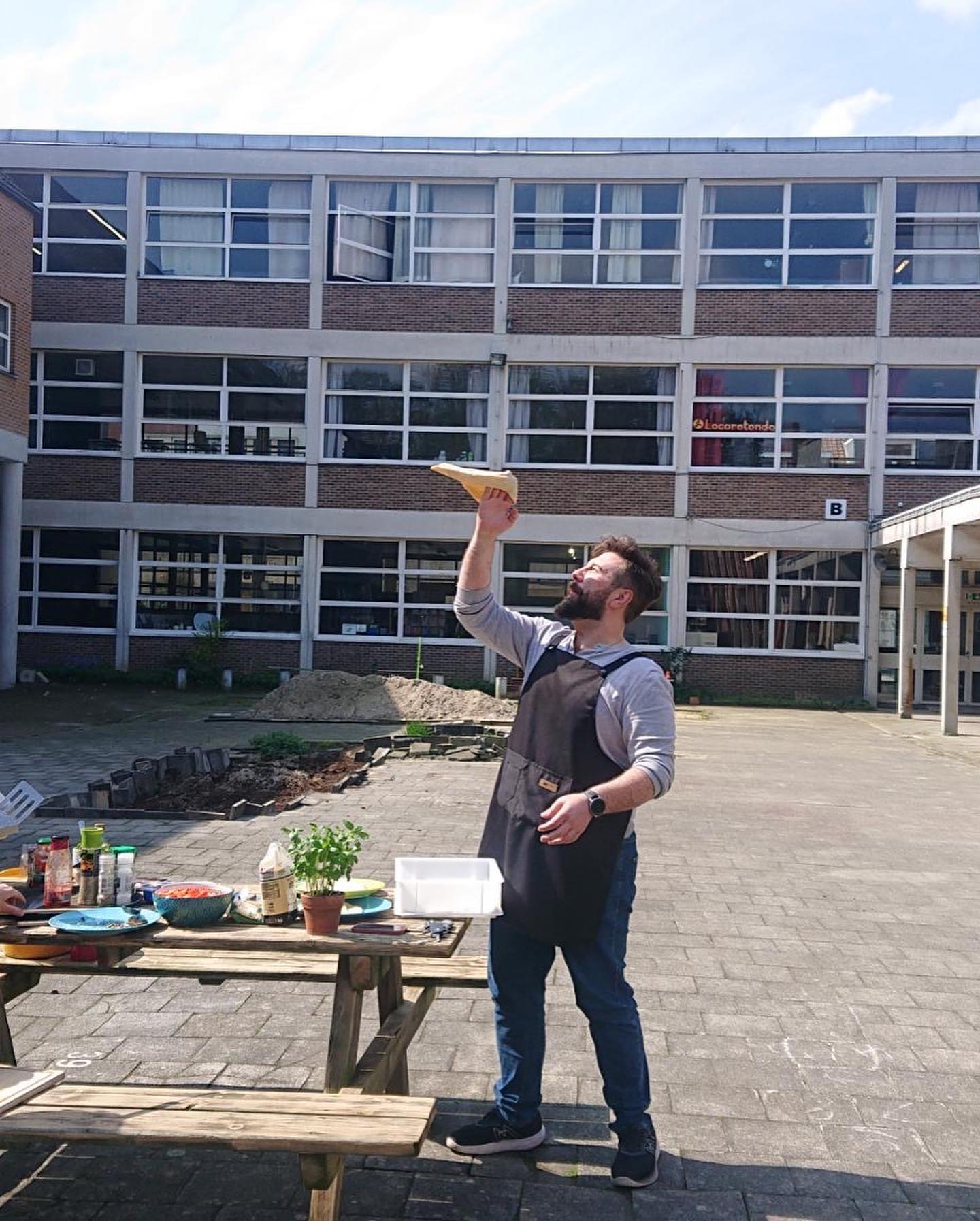 Samen met de zon komen ook de verborgen talenten van onze inwoners naar buiten. Kapper Louay @eleganthaarstijl kan naast kappen ook bakken 🍕🍕🍕!!!
Credits voor @schemerlicht_atelier voor het waardevolle pizzaoven idee en @atelier_ode maakte direct een lekker deegske!
Top community!