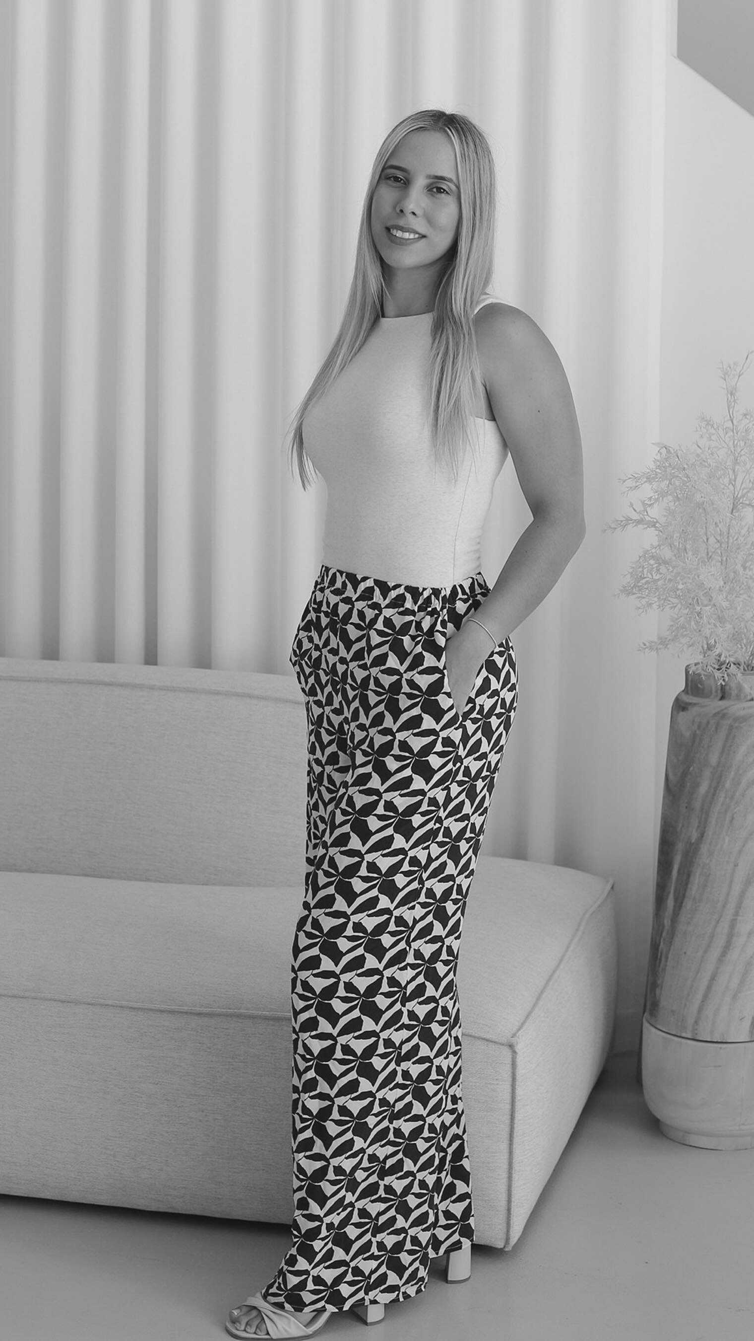 If your Meta Ads are hard to scale, this is usually why 👇
✖️Volume
You need enough creative in your ad account for the system to actually learn. A couple of ads running at once isn’t a strategy. Consistent performance comes from giving the platform enough signals to work with.
✖️Variety
Different hooks, formats, products, problem-aware vs solution-aware messaging. If all your ads look and sound the same, you’re only speaking to one type of buyer.
✖️Velocity
How fast you launch new unique ads matter. The brands seeing steady growth right now aren’t waiting 3-4 weeks, they’re launching ads quickly and often.
When one of these three V’s drop off, performance usually follows!