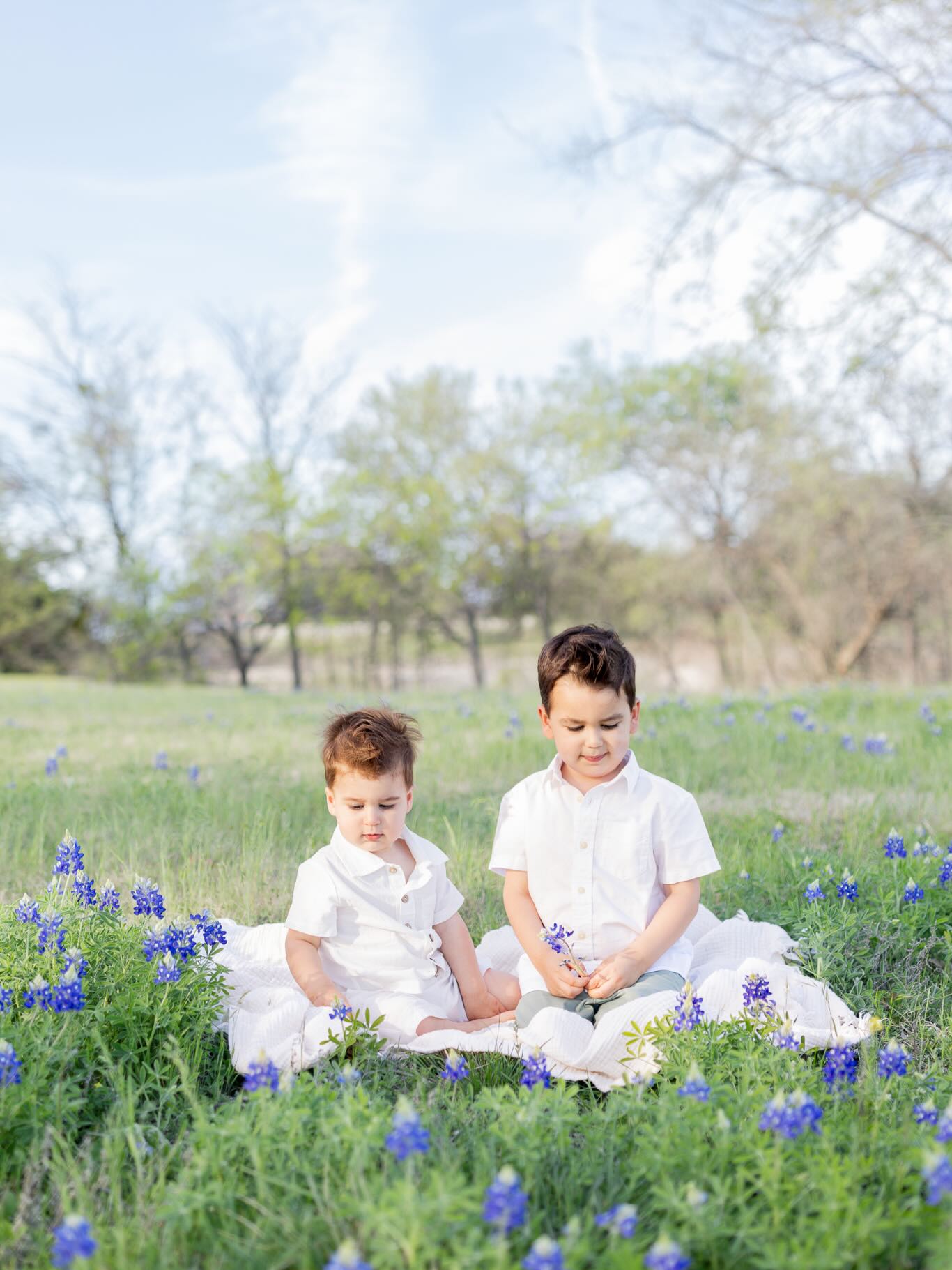 If your kids donāt sit still, donāt worryā¦mine donāt either š I'm still not sure how we got these photos, but we did! Love my guys and seeing them in the bluebonnets is so magical.šŖ»