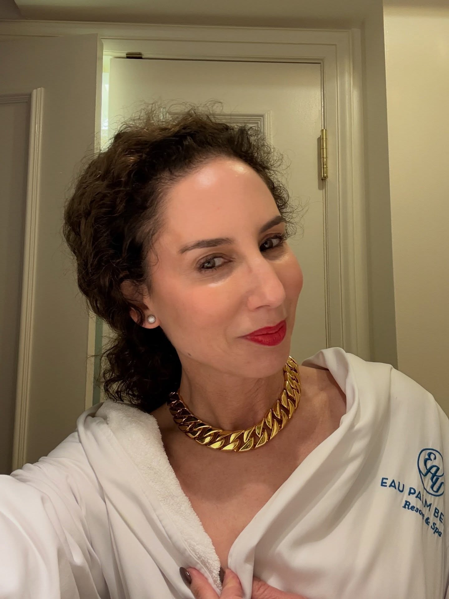 Nothing really suits me more than baubles and a bathrobe.
Comment MAKEUP and I’ll send you everything I used to get this look.