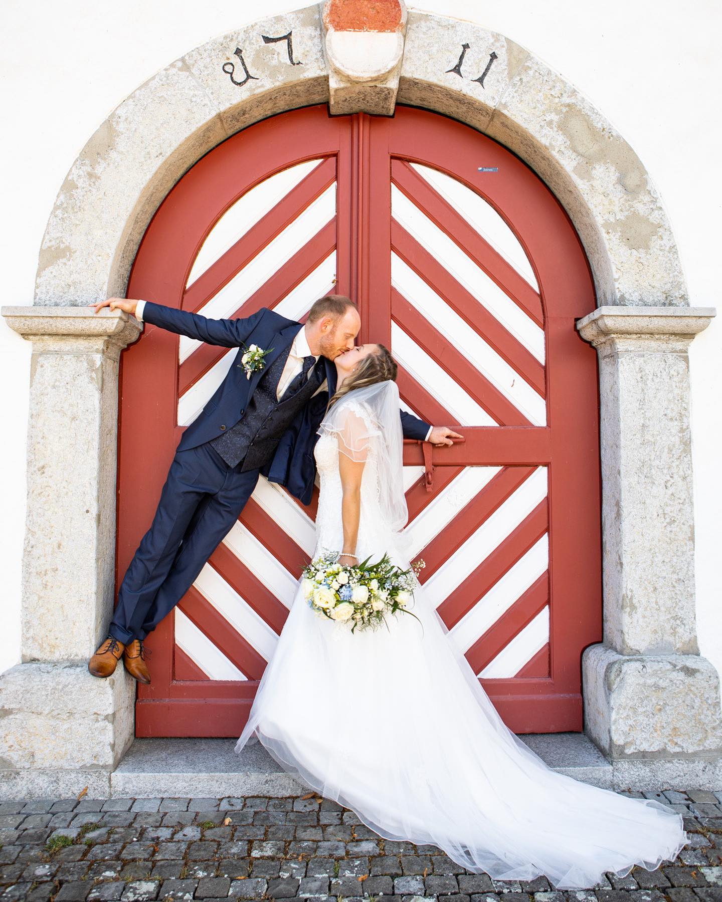 #alswäreesgesterngewesen #brautundbräutigam #brautkleid #anzug #sommerhochzeit2022 #hochzeitssaison2022 #sovielliebe #dankedasswirdabeiseindurften #hochzeitssaison2023iscomming #wirkönneneskaumerwarten #siesagenja