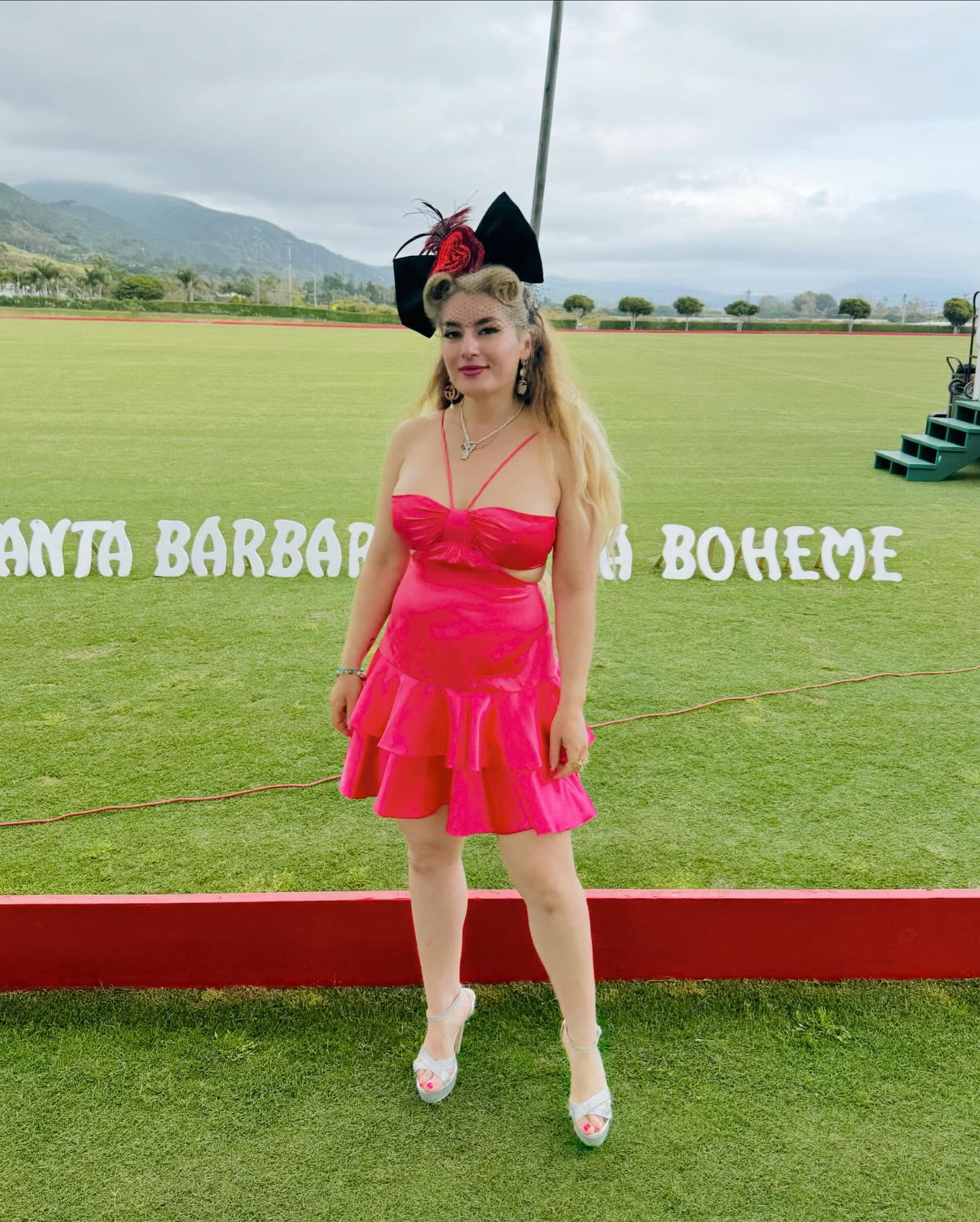 π©πKentucky Derby Day πππ» with @laboheme_dance at the @santabarbarapoloclub πA big thank you to Rick and Teresa for a lovely party !π
#kentuckyderby #kentuckyderbyhats #polo #horseracing #labohemedance #dancerlife #pinupstyle #fashionblogger #makeupartist #santabarbara