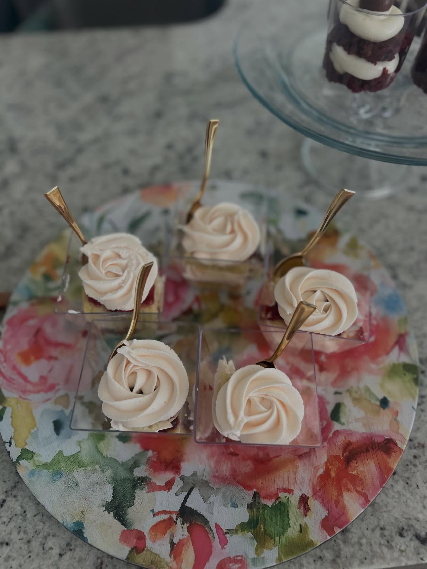 Proof that raspberries make everything feel a little â¨fancyâ¨đââď¸đ°
Layers of sweet cream, soft cake and raspberry goodness-aka the dessert that makes people think you really have it all together âşď¸
Light fresh and just the amount of indulgentâŚperfect for weddings, showers or just needing something pretty for your table đЎ
#dessert #dessertcups #freshflavors #cake #sweettreats