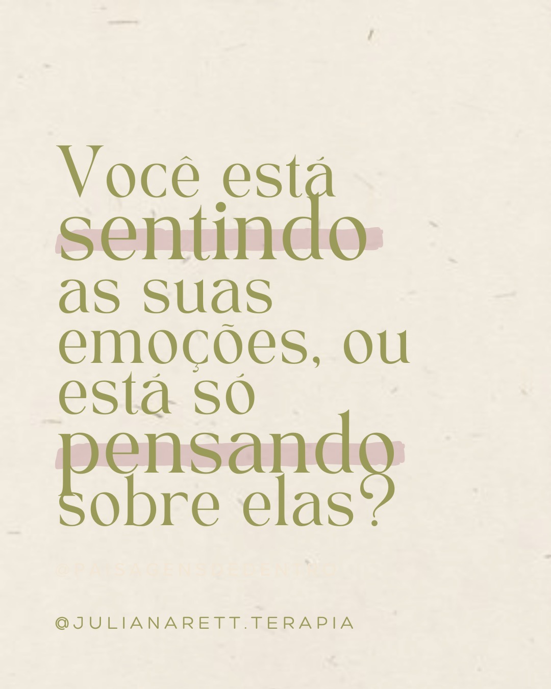 A Sensopercepção é um dos tesouros da Experiência Somática, uma das ferramentas mais comuns que uso em minha prática terapêutica e, muitas vezes, o primeiro passo que ensino às pessoas que chegam por aqui quando estamos trabalhando na recuperação de traumas ou na melhoria da saúde mental.
Primeiro passo pois antes de tentar resolver o "problema" do sentimento, antes de tentar entender de onde vem o sentimento e, definitivamente, antes de agir de acordo com o sentimento, é preciso SENTIR.
A dica é lembrar de: nomear, validar e sentir.
Essa é uma habilidade possível de ser aprendida, como qualquer outra. E requer repetição, prática, refinamento e paciência para ficar boa nisso.
E quando você se perceber boa em sentir verdadeiramente seus sentimentos, muitas outras coisas começarão a parecer melhores e mais fáceis.
Menos momentos de estagnação, menos indecisão, mais clareza sobre o que você quer, mais confiança, mais facilidade em estabelecer limites e se apropriar de caminhos saudáveis de bem viver.
A chave para muita cura está armazenada nas emoções que se manifestam no nosso corpo.
É preciso dedicação para aprender como estar presente com elas por tempo suficiente para "ouvir" o que elas têm a nos contar e ensinar.