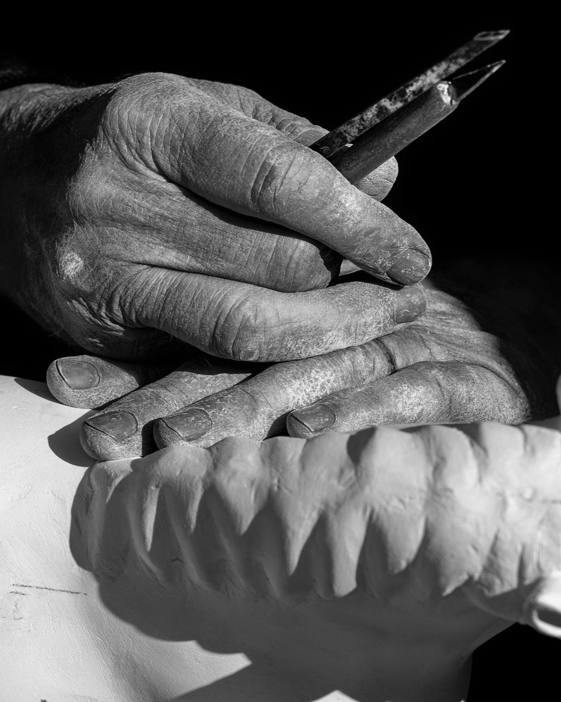 Dans toute sculpture, il y a le geste
Des heures de travail, de silence, de concentration.
👉Aimez-vous découvrir les coulisses de la création ?
📸@nikosaliagas
#danslatelier #creations #michelbassompierre #artvivant #mains