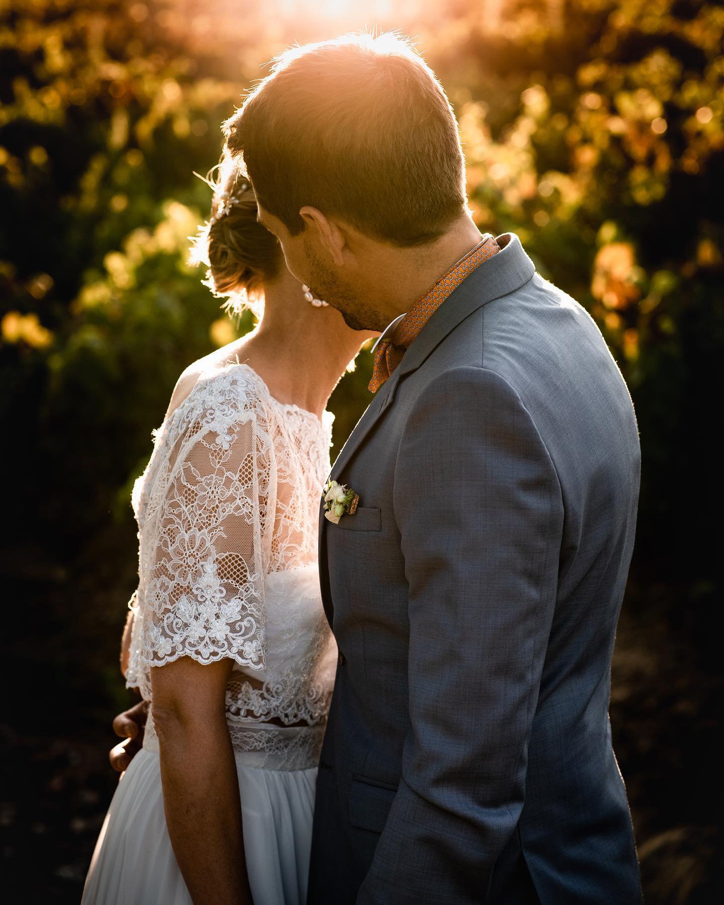 La sublime lumière de fin de journée, pour le mariage de Gina et Pierre au milieu des vignes de l’ @ermitagedebrouilly ✨ On ne pouvait rêver mieux 🔥
Wedding Planneur : @monjolijour ✨
Mise en beauté : @maryline_bmcathome ✨
Reportage complet du mariage 🧡 :
https://emmanoam.com/histoires-de-vie
#mariage #wedding #photographemariage #photographemariagelyon #mariagelyon #mariagebeaujolais #goldenlight #goldenlightwedding #weddingphotographer #weddingphotographerfrance #portrait #nikon #lyon #mariageboheme #ceremonielaique #mariagevignes #weddingfrance #love #bride #weddingdress #justmarried #weddinginspiration #blogmariage #weddingplanner #mariee #mariee2024 #mariage2024 #emmanoam #igerslyon #onephotoaday