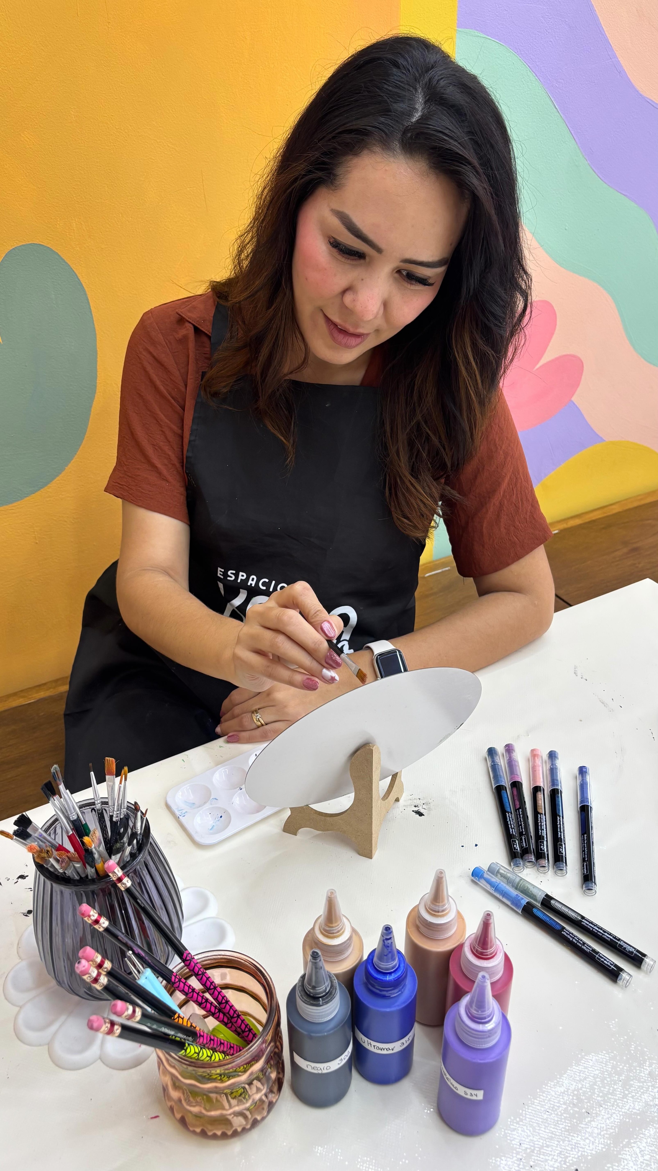 Mañana viernes 27 🗣️ última colaboración de la temporada
De la mano de la consultora de imagen @hc_studioveracruz aprenderás a identificar tu tipo de rostro y tono de piel, descubriendo cómo los colores adecuados pueden potenciar tu belleza natural💁🏻♀️, fortalecer tu confianza y ayudarte a conectar con tu esencia 💖
Luego, llevarás ese aprendizaje en arte, decorando un espejo 🪞(20cm) en el que a través de los colores plasmarás tu personalidad y energía ✨🙌🏼
Este espejo será el recordatorio diario de tu poder y autenticidad 🫰🏻
📅 Vie 27 marzo | ⏰ 6:30 pm a 8:30 pm
📍 @kora.espaciocreativo
💵 $550
Mándanos DM para apartar tu lugar 💐