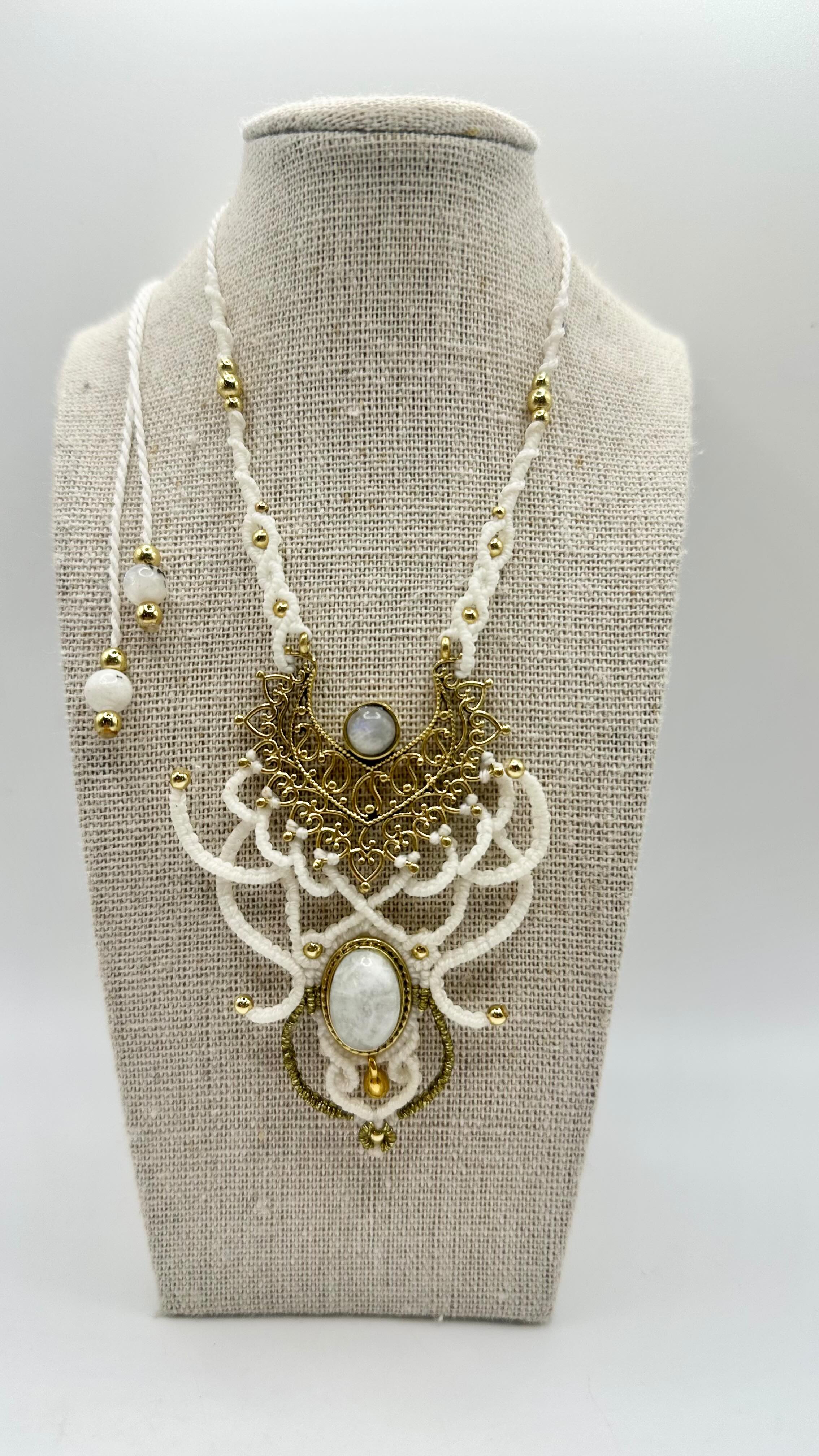 🌙 La pierre de lune est souvent associée à la fertilité, aux cycles, et à tout ce qui touche à la création.
Créer la vie…�mais aussi des idées, des projets, des envies nouvelles.
Elle accompagne les périodes où quelque chose se prépare, se transforme, même si ce n’est pas encore visible.
On dit qu’elle soutient le corps, qu’elle apaise, qu’elle aide à se reconnecter à son rythme.
Bon… elle ne fait pas tout non plus 😄�mais elle peut être une jolie alliée sur le chemin.
À porter près de soi, comme un petit rappel discret.
Que tout arrive au bon moment.�Et que parfois… il suffit de laisser faire.
🌙✨
#pierredelune #fertilite #cyclesféminins #femininsacre #lithothérapie