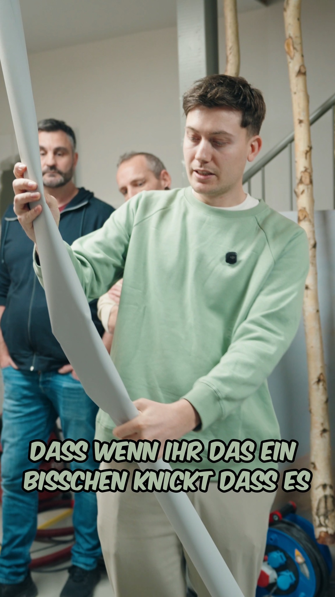 Bei der Montage des FFT crocodile kann es durch den 5 cm Verschnitt in jede Richtung passieren, dass es sich in der Höhe etwas verkeilt 👀 Kein Problem 😉
Ihr könnt das FFT crocodile vorsichtig in der Mitte leicht knicken, um es sauber zu positionieren und zu montieren.
⚠️ Wichtig: Nicht zu stark knicken, sonst bleibt die Falte möglicherweise sichtbar.
So gelingt euch die Montage sauber & professionell ✨💪
#handwerk #fugenlos #malerundlackierer #tapete #fftextil #boden #verarbeitung #untergrund #tipp