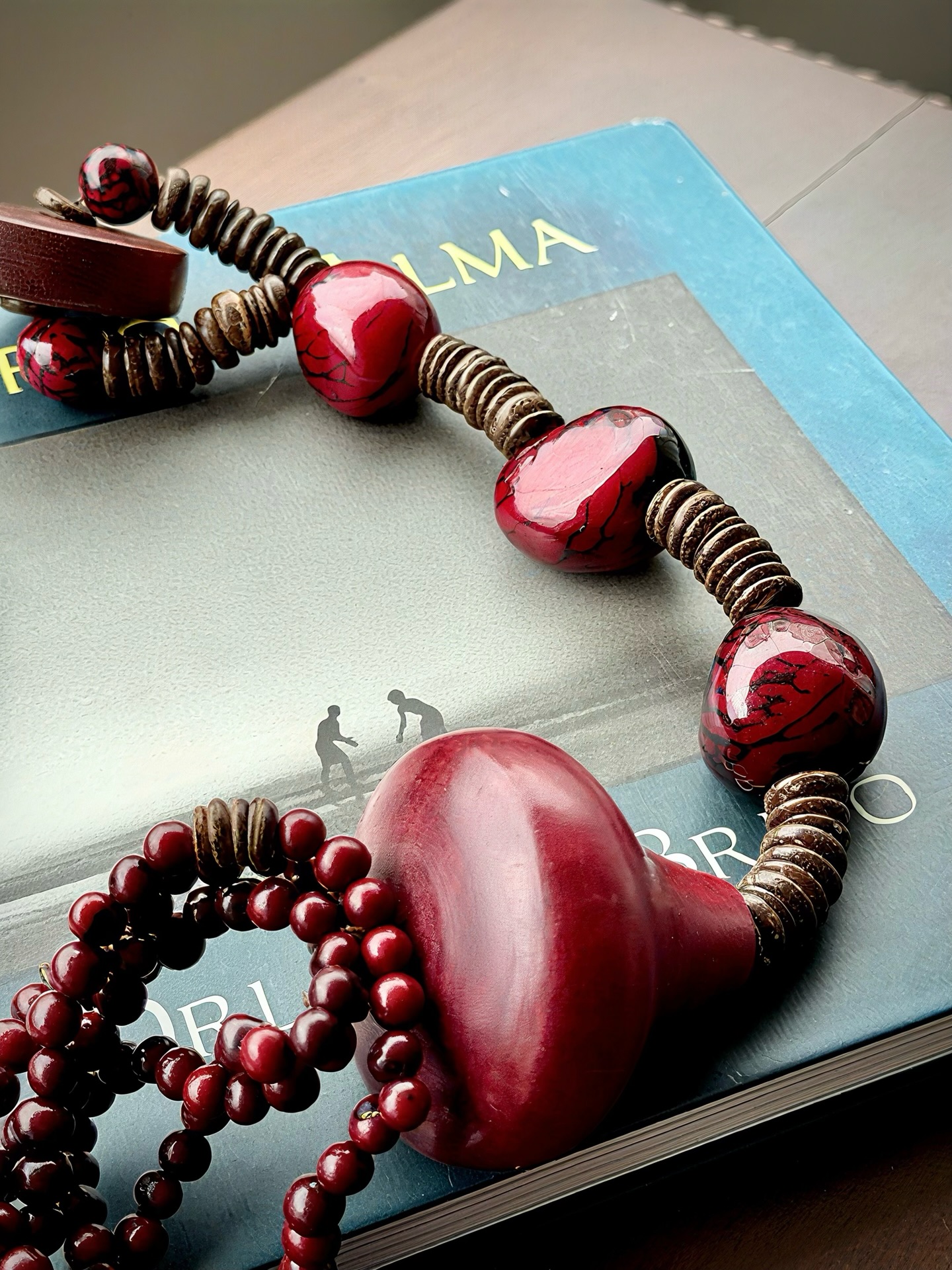 Detalhe do nosso colar de mesa ou parede vinho.
Peça em madeira roxinha, jarinas marfim, paxiubas e açaí, todas tingidas em vinho, compõem essa obra de arte amazonense para decorar lindamente o seu ambiente.
Para garantir essa peça, acesse a nossa loja virtual e aproveite o FRETE GRÁTIS para compra de quaisquer produtos pronta entrega.
Não esqueça de usar o cupom BEMVINDA10 para desfrutar de desconto na sua primeira compra.
#luxosustentavel
#arteamazonense
#colaresdemesasofisticados
#arquiteturadeinteriores
#decoracaodeinteriores