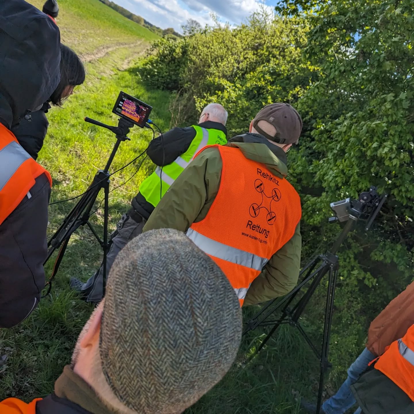 Saisonauftakt 2024 🥳 Kein echter Einsatz, aber ein Trainingstag mit vielen neuen und alten Gesichtern. Unser Helfer-Netzwerk wächst und wächst. 😊 Heute gab es eine Einführung in die Vorgehensweise bei der Rehkitzsuche. Wir haben erklärt, wie wir die Kitze mit den Wärmebild-Drohnen aufspüren können und was dann zu tun ist. Wir freuen uns auf die kommenden Einsätze 😎 die Saison steht in den Startlöchern. Mancherorts wird bereits gemäht..