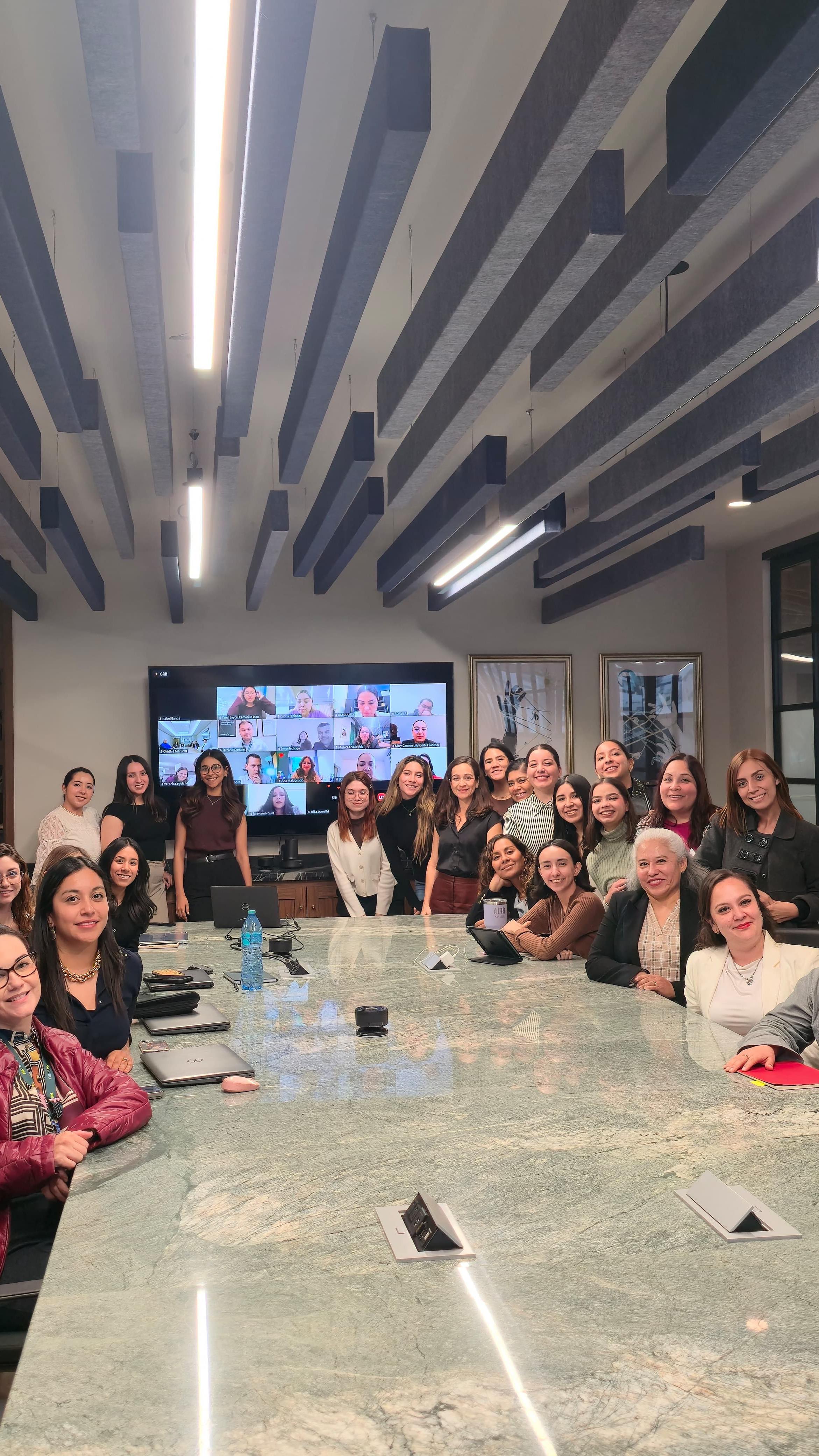 ¿Te enseñaron a jugar en grande?🤔
Hay creencias que funcionan… hasta que dejas de ser junior.
Te dejamos algunas creencias/lecciones que vale la pena cuestionarse:
❎“Si aprendes a adaptarte, tendrás éxito.”
Adaptarte te ayuda a entrar. Pero lo que te hace crecer es tu capacidad de cuestionar, proponer y sostener una postura, incluso cuando incomoda.
❎“Si te preparas lo suficiente, estarás lista.”
La preparación importa. Pero el liderazgo real también exige criterio en tiempo real, decisión sin todas las respuestas y tolerancia a la incertidumbre.
❎“Los expertos tienen la última palabra.”
Buscar referencia es válido. Depender de ella, no. Llega un punto donde el expertise eres tú.
❎“Hacer bien tu trabajo es suficiente.”
No lo es. En entornos complejos, lo que no se comunica, no existe.
Esto no es por romper reglas, sino por identificar cuáles ya no te sirven… y tener la claridad de soltarlas.
Crecer no es hacer más, es empezar a jugar distinto.
#PlayingBig #LiderazgoFemenino #liderazgo