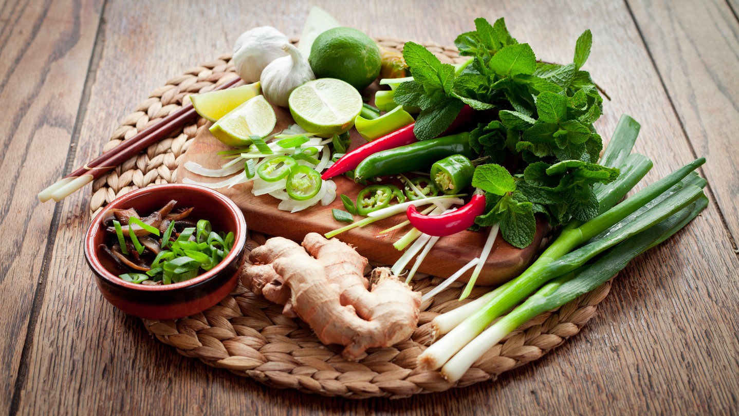 Partilho a minha paixão pela cozinha tailandesa — uma ponte feita de sabores, memórias e ingredientes sazonais. Desde a primeira sopa tom yum que me apresentou esta tradição até aos workshops que agora damos em Lisboa, Sintra, Cascais e além, cozinhamos com cuidado, história e um toque de criatividade.
Junta-te a nós para aprender técnicas autênticas, adaptar receitas com produtos locais e sentir como a comida aproxima pessoas. Perfeito para food lovers, quem tem pouco tempo e event planners que querem oferecer uma experiência única.
Link in bio para ler o artigo completo e saber mais sobre workshops, catering e refeições preparadas. 🍋🍃🥥
#culinaryworkshops #foodculture #privatechef #seasonalfood #TerrAjuda #LisbonFood #thaifood