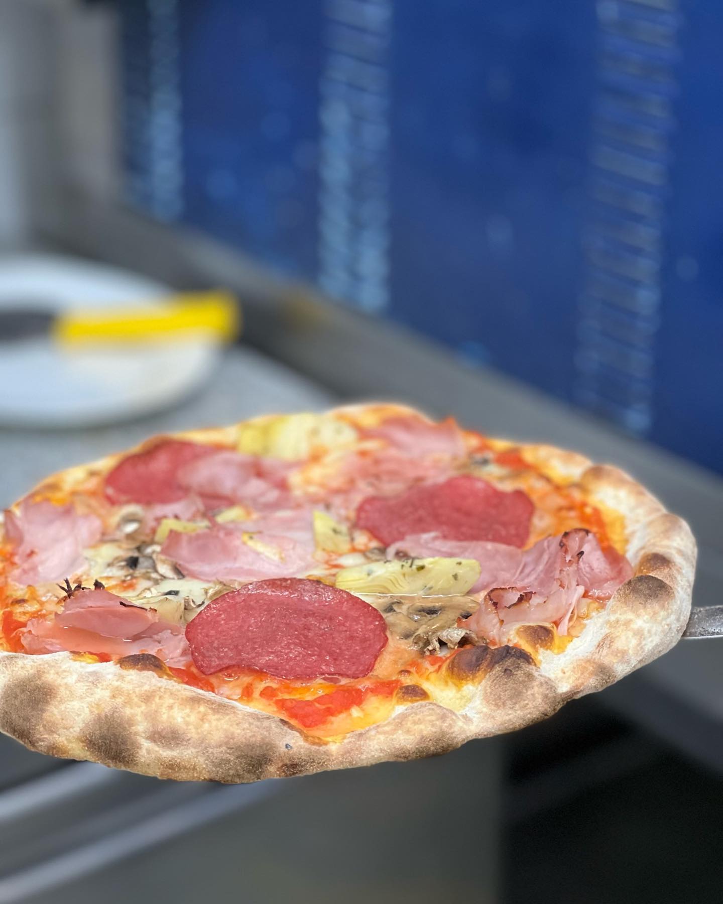 Estate, Sole, Pizza 🍕
Entspanne auf unserer sonnigen Terasse und erleben den Geschmack Italiens mit jedem knusprigen Biss!
Wir freun uns 🫶🏼
Swipe nach rechts, um zu sehen wie unser Chefkoch die leckere Pizza zubereitet 👉🏼
#tuttipazziperlacucina #restaurantmünchen #geheimtippmünchen #italianfoodmunich #lacucina #münchen#pizzapastaandmore #munich