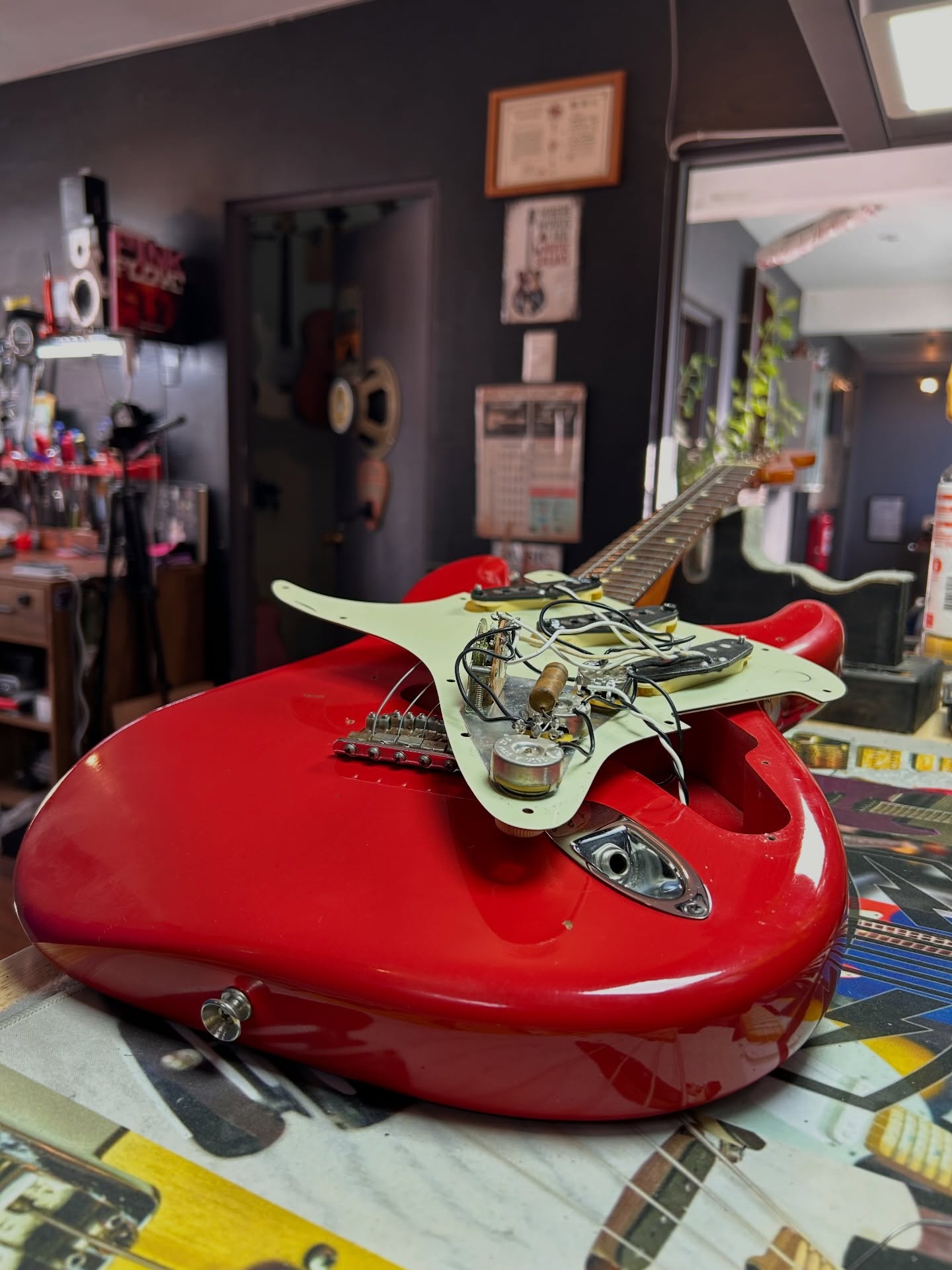 Hoy en el banco: una Strat con historia, donde cada componente cuenta algo. Electrónica original con capacitor Sprague, cableado clásico y ese desgaste que no se puede falsificar.
Pero ojo 👀
Lo “vintage” no siempre significa que esté funcionando al 100%. Parte de nuestro trabajo es respetar el carácter del instrumento, pero asegurando rendimiento, estabilidad y tono real.
En este caso:
✔️ Revisión completa de circuito
✔️ Limpieza y diagnóstico de potenciómetros
✔️ Verificación de capacitor original
✔️ Optimización sin perder esencia
Porque restaurar no es reemplazar… es entender.
¿Eres de los que prefiere mantener original o mejorar para tocar sin compromisos?
#CustomGuitars #LuthierChile #GuitarrasElectricas #Stratocaster #GuitarRepair VintageTone LuthierLife GuitarTech ToneMatt