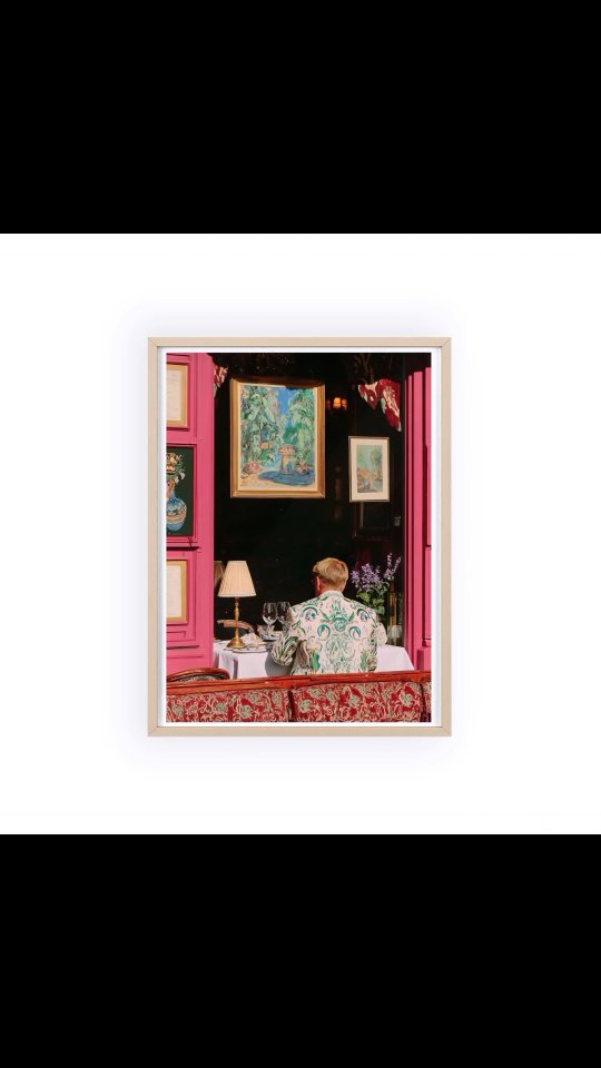 Que ce soit en format 21 x 30cm ou 42 x 60cm, vous pouvez agrémenter votre décoration d'intérieur avec ses superbes photographies retravaillées ensuite par numérisation via un logiciel 3D. Parfait pour poser sur une étagère, une bibliothèque, dans un coin, ou accrocher à un mur.
D'autres design de cet artiste sont disponibles sur notre boutique en ligne (les liens dans la bio).
#homedecoratıon #print #vintagedecor #retroaesthetic #elledecorationfr