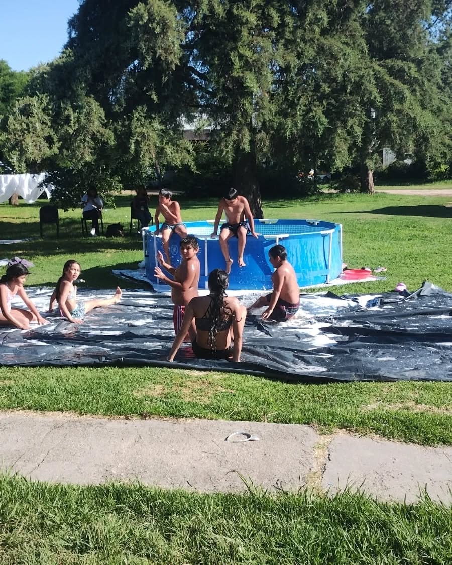 🥳Las infancias de Ciudad de los Niños cerraron el ultimo viernes del año con una hermosa tarde de pile, tambien armaron la lona con espuma para jugar y tirarse ahi, super divertido! 🛟🥽 Luego culmino el encuentro con un rico picnic y reflexionando sobre el nuevo año que comienza! Ya le vamos a mostrar un poco mas de lo que hicimos! 🤭🫣
#pile #lona #CiudadDeLosNiños