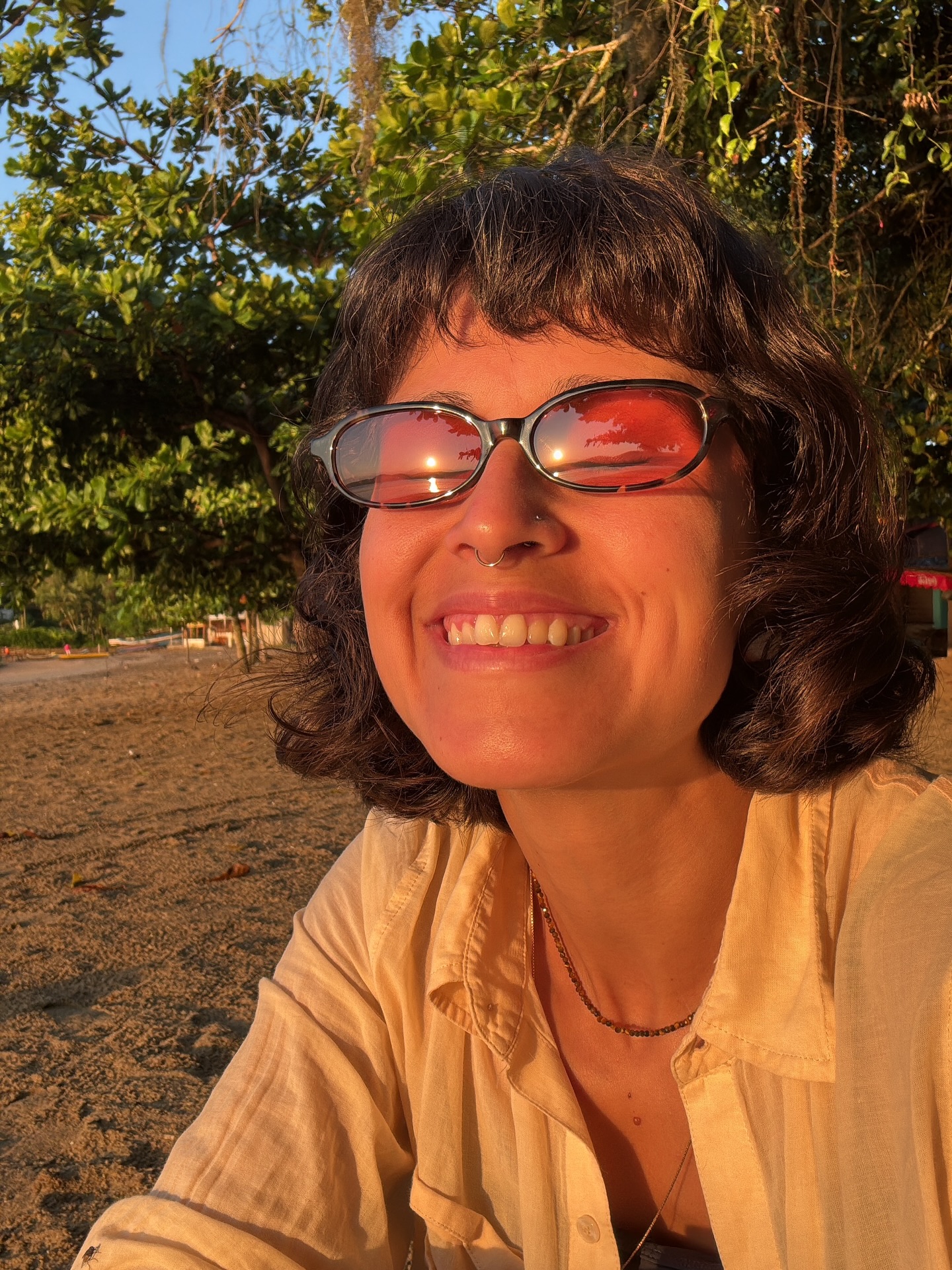 05.03
35 voltas ao sol! ☀️
E o melhor presente que eu me dei: mar, silêncio e muita natureza. 🥹🫶🏻
Troquei buzinas por passarinhos e árvores dançando na brisa.
Deixei o despertador tocar só pra não perder cada novo nascer do sol pintando o mar.
Desliguei a tela do computador pra abrir as páginas de um livro.
Tirei o biquíni da gaveta e fiquei horas esticada na areia, sem pressa nenhuma.
Me permiti parar.
Respirar fundo.
Recarregar para esse novo ciclo
e foi ainda mais especial do que eu imaginava.
Vivendo muito bem acompanhada com @lichkombucha @2c2bags e @coolkids.clubbb que sou fã demais! ✨