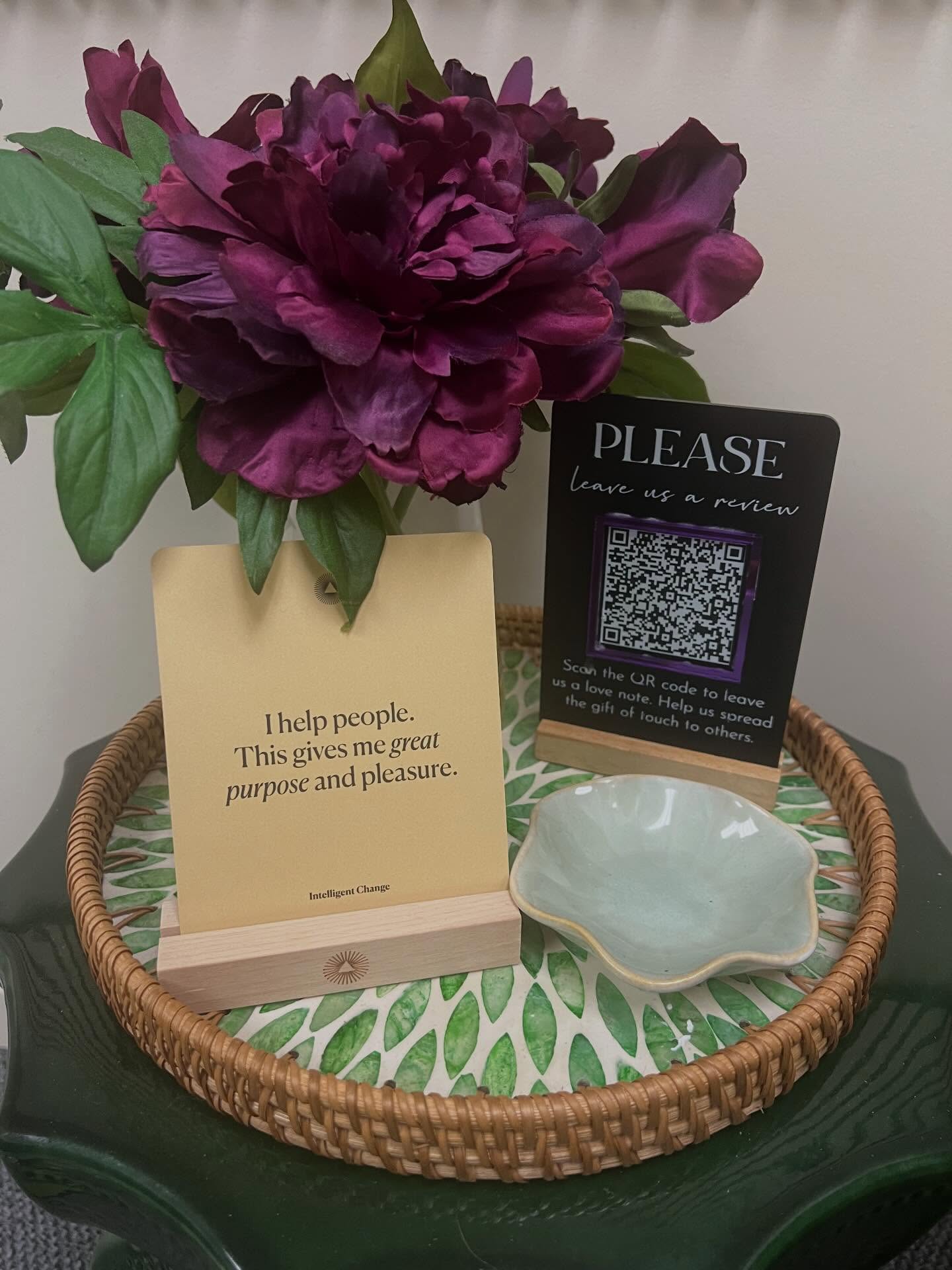 Connection isnāt always hands-on⦠sometimes itās heart-on. š
Weāve added affirmation cards to our treatment rooms as a gentle invitation to pause, reflect, and reconnectāwith yourself.
Because healing doesnāt just happen through bodywork⦠it happens in the quiet moments too.
And truthfully⦠our therapists might be sneaking a few of these moments throughout the day as well āØ
::
#affirmations
#4pillarsofwellness
#connection
#massageandbodywork
#healingfromwithin