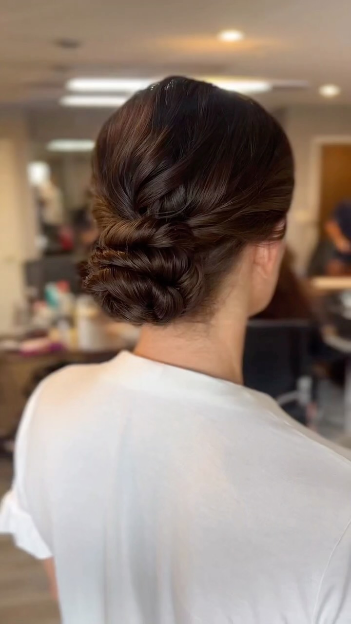 Soft low textured bun for Lindsay's wedding day.
MUA: @makeupbyrachaelwontrop
@brushedbeautyllc_
#texturedbun #lowupdo #weddinghairstylist #bridalhair #updo #upstyle #brunette #ghd #moroccanoil #hairstylist #weddinghair #bride #wedding