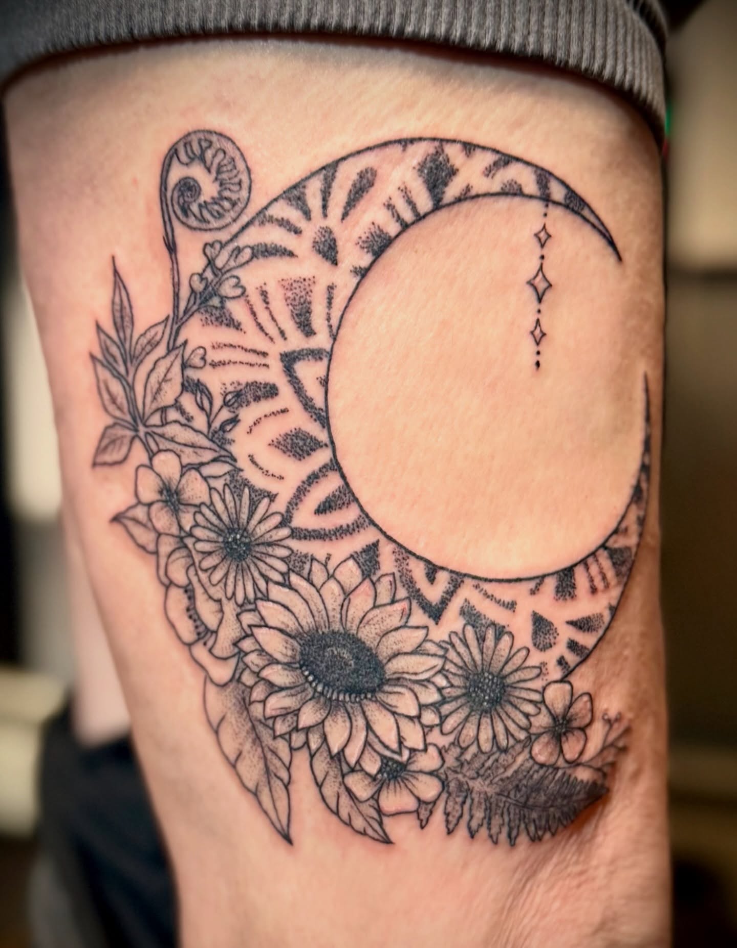 Some gorgeous ornamental dot-work and florals for @theferalphoenix 🌙 Done by @kayy.tattoos
.
Book via link in bio
.
.
.
.
.
.
.
.
.
#stippledtattoo #floraltattoo #flowertattoo #ornamentaltattoo #ellsworthmaine