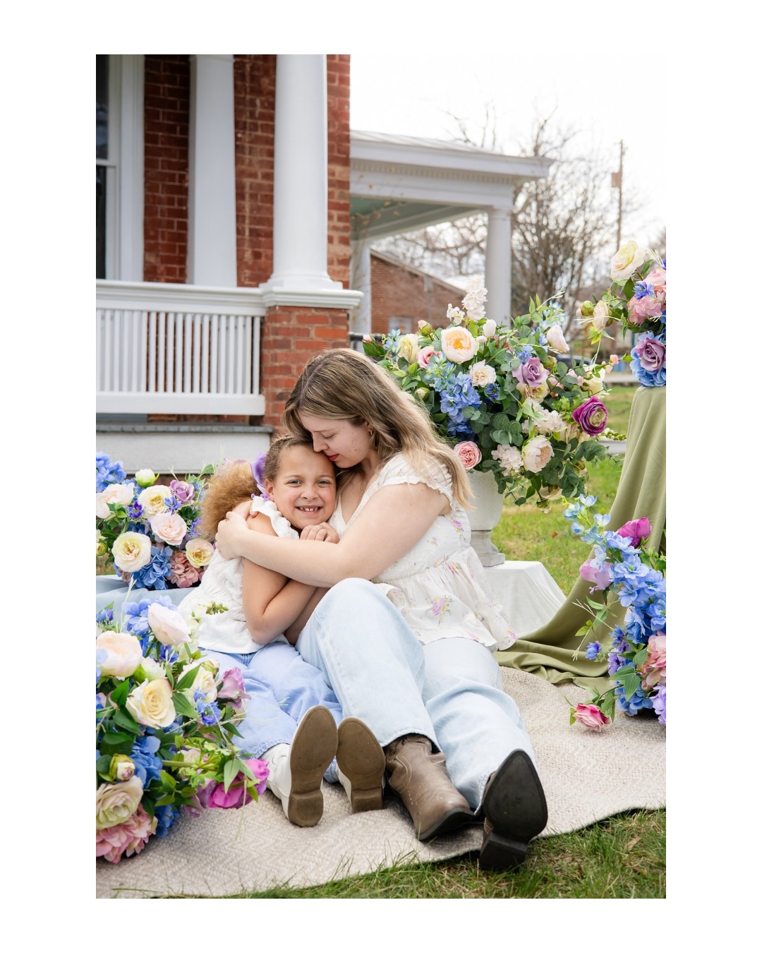 The sweetest way to welcome spring 🌷
Grateful for a weekend spent playing outside with these beautiful families at @vacreativecollective ☀️
And a huge round of applause for @onelastavocadofloraldesign providing this lovely floral setup featured by her sister brand @velvet.by.olafd ✨