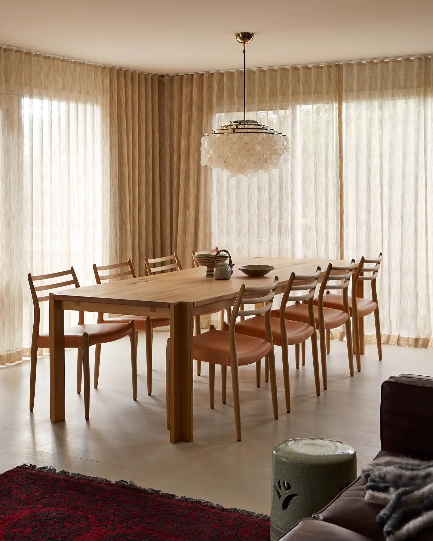 The beautiful home of our friend @antonassaad near Melbourne Australia featuring our Møller 78’s from @greatdanefurniture.
This eclectic retro beach house in Point Lonsdale hides warm spaces for the whole family to relax, while listening to the sounds of the waves. Step inside the holiday home of the couple behind @greatdanefurniture, who've created a slice of paradise that showcases their impressive collection of art and designer furniture!
_
Photos @lillie_thompson
Accomodation @thegreatdanehouse
.
.
.
#moller #møller #madeindenmark #danishdesign #interiordesign #midcenturymodern #scandinaviandesign #home #chair #collaboration #photography #architecture #handmade #melbourne #australia