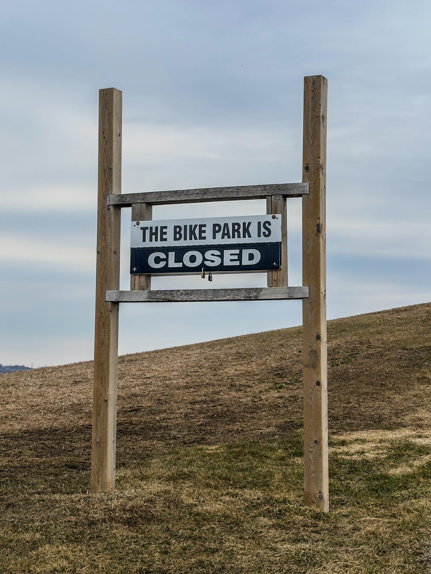 I 70’erne blev en losseplads i den sydvestlige del af Kitchener lukket, og området blev lagt ud til nyt beboelsesområde. Lossepladsen blev dækket med jord og der blev sået græs - så på overfladen var alt godt, og nybyggede huse dukkede hurtigt op omkring den store bakke.
Under overfladen ulmede noget dog, og mange af de nybyggede huse fik konstateret alt for høje niveauer af metangas. Der blev etableret rørføringer, så man kunne slippe af med metangassen, og i mange år brændte en ‘evig’ flamme på stedet.
I dag er naturen genetableret og den kæmpe bakke er omdannet til rekreativt område - McLennan Park eller Mount Trashmore - med fantastisk udsigt over Kitchener/Waterloo. Området byder blandt andet på en stor bike park til BMX og MTB, kælkebakke, vandrestier, skatepark, beachvolley og picnicområde.
Jeg gik en tur ud til bakken i går, og det er bestemt et sted der skal besøges på cykel, så snart det meget smeltevand er løbet bord og mudderet er tørret op 😊🚵
#kitchener #ontario #canada #mounttrashmore #bikepark