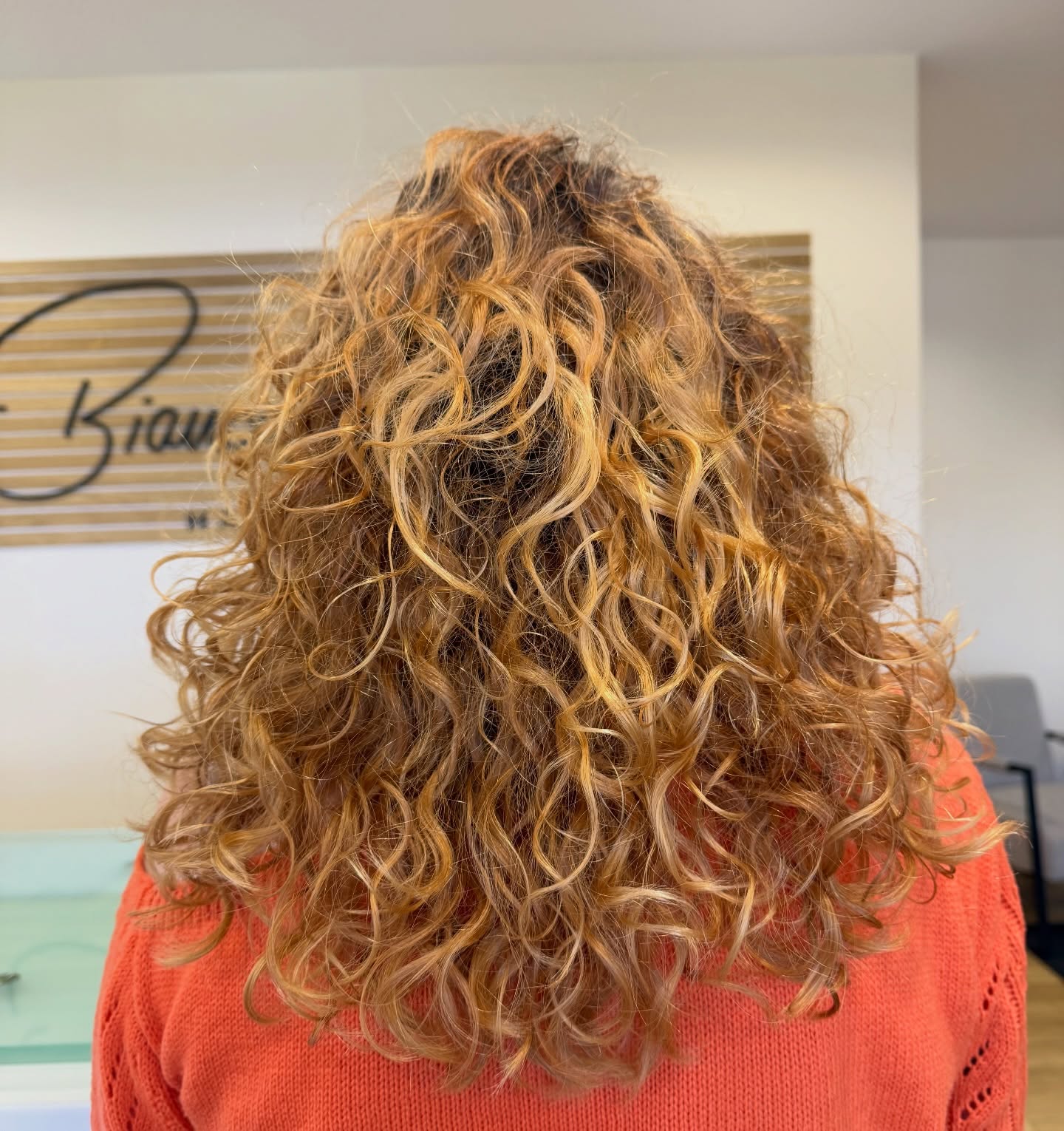 Und plötzlich waren da mehr Locken 💫
Durch den Calligraphy Cut Curls kommt die natürliche Bewegung deiner Locke wieder zurück 🤍
Next Stepp - Shades EQ für mehr Brillanz im Farbton kombiniert als ProteinGloss , eine Pflege die ihre Locken gleichzeitig mit Feuchtigkeit versorgt✨
#calligraphycut #friseurhabichtswald #locken #fürdichdeinschönstesich
