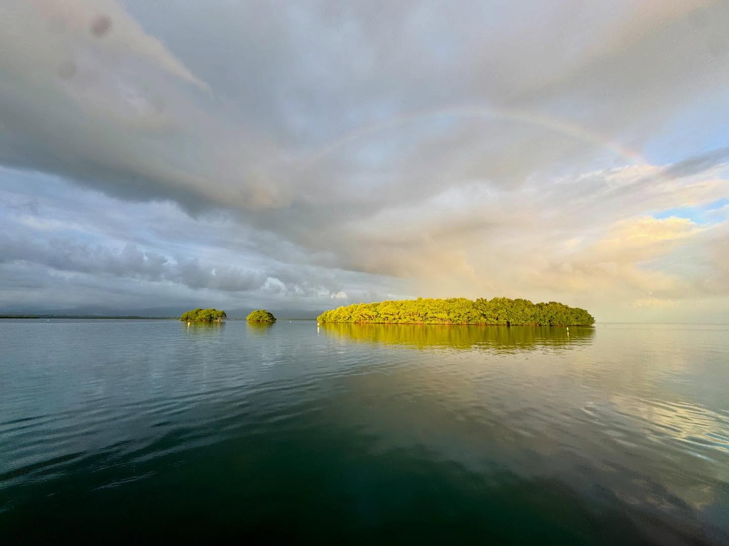 - Nouveau terrain de jeu, ajustements techniques et nouvelles rencontres -
Cela fait maintenant quelques mois que nous continuons de découvrir ce joli coin de paradis qu’est la Guadeloupe. Beaucoup de jolies rencontres et surprises !
Ici une photo de mon nouveau terrain de jeu, un beau levé de soleil sous les tropiques, avec alternances de lumières et d’averses tropicales… Laissant place à des scènes d’une beauté rare !
Bientôt quelques photos de mes nouveaux compagnons à écaille…
#pechealamouche #flyfishing #saltwater #guadeloupe #fishingtrip