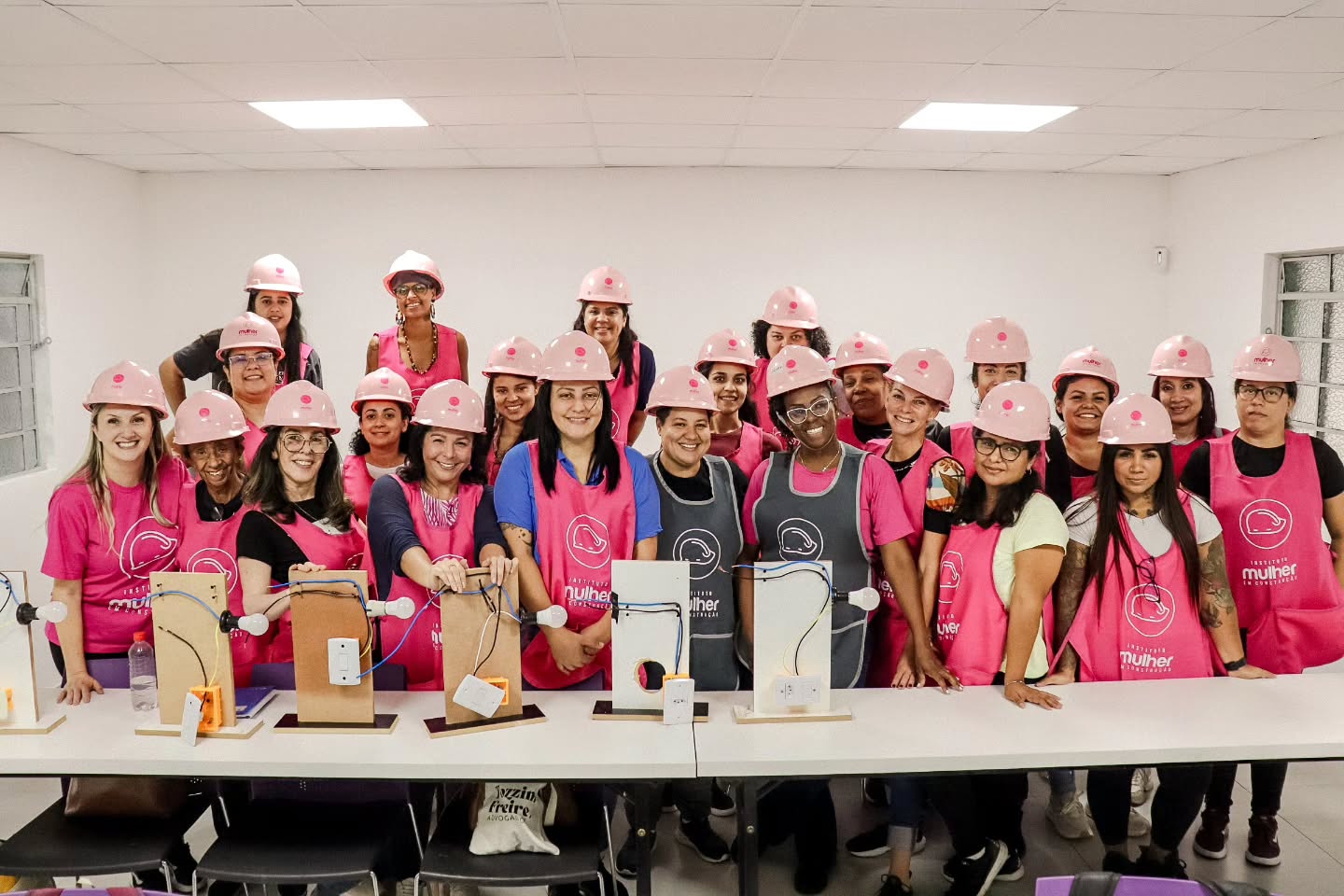 Em março, o Instituto Mulher em Construção realizou mais uma edição do Projeto Cimento e Batom, formando 20 mulheres em uma jornada de aprendizado, troca e novas possibilidades.
Essa edição foi viabilizada pela @schneiderelectric_br que acreditou no projeto e tornou possível que essas mulheres estivessem ali, aprendendo e se preparando para novos caminhos na construção civil.
E teve também um espaço fundamental para que tudo isso acontecesse: o @naia.org.br , uma organização da sociedade civil com mais de 40 anos de atuação, que cedeu seu espaço no Brooklin (SP) para a realização das oficinas com uma estrutura acolhedora e preparada para receber essa formação.
Foram 48 horas de curso, com aulas práticas de elétrica, trilha de empreendedorismo e uma formatura cheia de significado. Para garantir a participação, as alunas contaram com bolsa auxílio, transporte e alimentação.
Mas o mais importante vai além da formação técnica. É sobre abrir possibilidades: de gerar renda, de realizar melhorias em suas próprias casas, de enxergar novos caminhos.
Porque quando um bom projeto encontra parceiros comprometidos… o impacto é real.