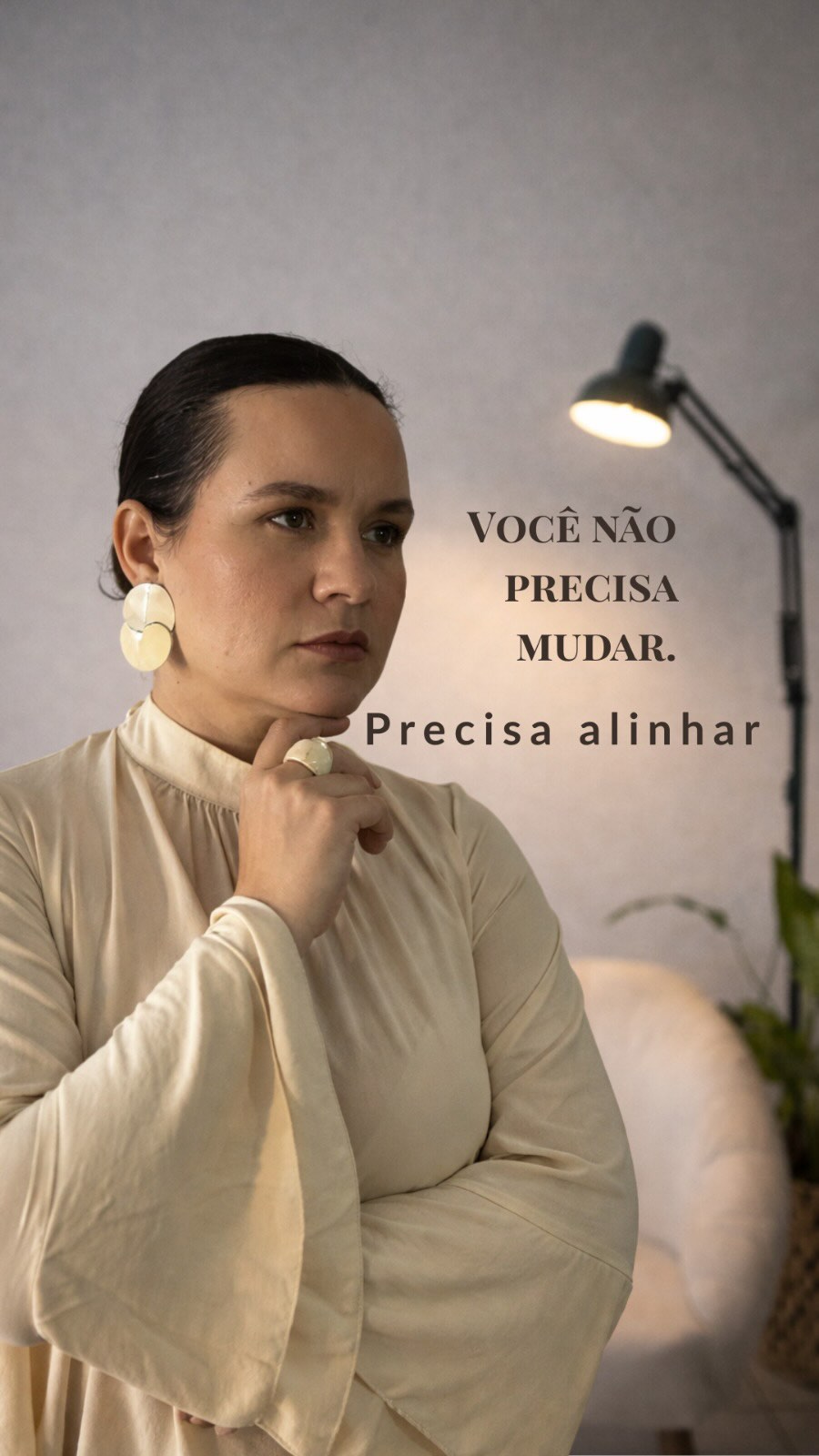 Se isso fez sentido pra você,presta atenção.
Existe um ponto em que crescer, evoluir, se desenvolver… já não é mais o que está te travando.
Porque o problema deixa de ser quem você é.
E passa a ser como você está sendo percebida.
E quando isso está desalinhado,
não importa o quanto você evoluiu…
o ambiente continua te lendo de forma limitada.
Você se posiciona.
Mas não sustenta.
Se reconhece.
Mas não é reconhecida.
Isso não se resolve com mais esforço.
Se resolve com precisão.
Se quiser entender onde sua imagem está te limitando,
me chama no direct com a palavra:
PRESENÇA