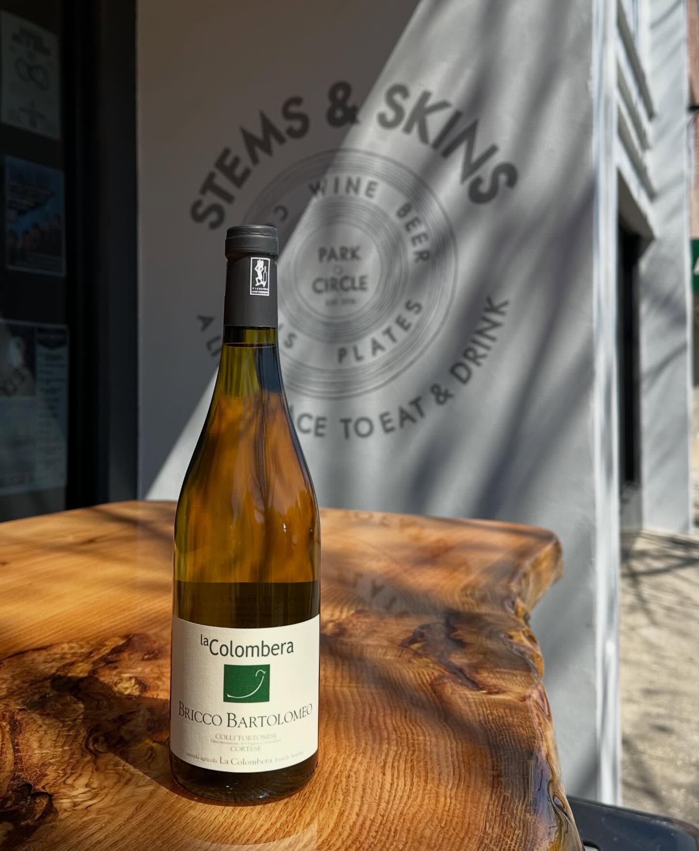 We’re loving pouring Bricco Bartolomeo by the glass right now! Celebrating Elisa Semino, the “Queen of Timorasso,” with one of her other standout whites: a dry, fresh, mineral-driven Cortese from the clay soils of Colombera Hill in Piedmont. Perfect with any of the salty snacks on our menu.