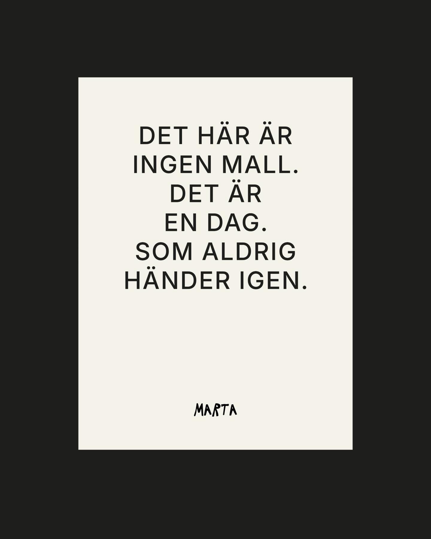 Jag fastnade inte för det perfekta.
Jag fastnade för det som händer runtom.
Det som inte går att styra.
Det som inte går att återskapa.
Det som bara händer –
när ingen riktigt tittar.
Det är där Marta är.
Det är därför det känns.
På riktigt.
@thisismartaphotography