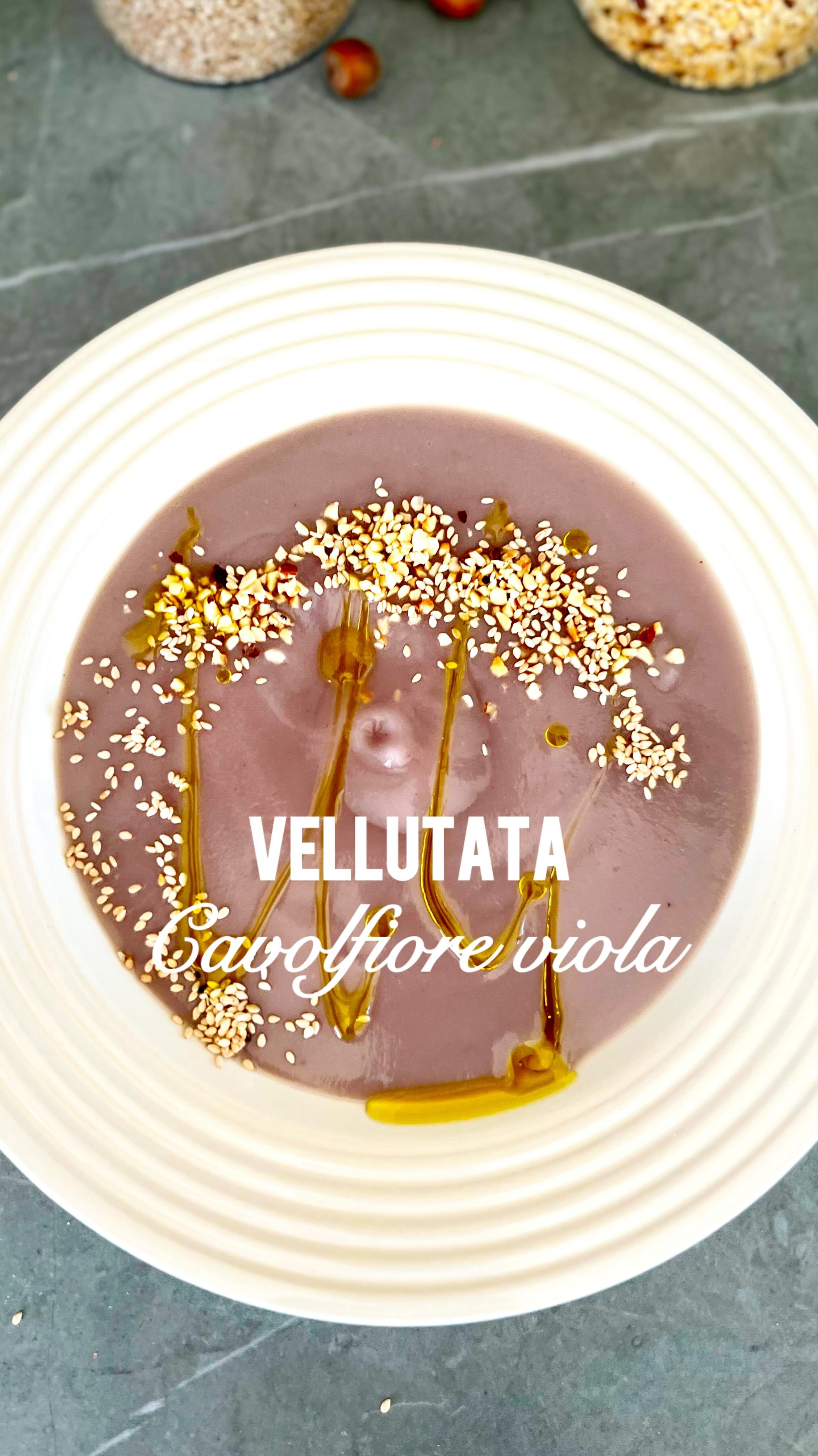 💜 Vellutata di cavolfiore viola 💜
Un piatto semplice, sano e super cremoso… ma con un tocco speciale: il cavolfiore viola, che rende tutto più bello (e ancora più ricco di proprietà!) 🌿
✨ Perfetta per le sere fresche, quando hai voglia di qualcosa di caldo e avvolgente.
📝 Ingredienti (per 4 persone):
• 600 g di cavolfiore viola
• 200 g di patate
• 100 g di porro
• 650 g di acqua
• ½ dado vegetale
• 20 g di olio extravergine d’oliva
Per guarnire:
• Semi misti
• Un filo di olio extravergine d’oliva
👩🍳 Procedimento:
Metto in casseruola cavolfiore, patate e porro a pezzi con l’olio e lascio soffriggere per 10 minuti con coperchio, mescolando ogni tanto.
Aggiungo acqua e dado vegetale e faccio cuocere per circa 30 minuti.
Frullo tutto fino a ottenere una crema liscia e vellutata.
Servo calda con semi misti e un filo d’olio… ed è subito coccola 💜
vellutata #cavolfioreviola #comfortfood #ricettesane #valigiainfarinata #ricettedimarzο cucinacasalinga healthyfood foodlover ricettefacili autunnoatavola