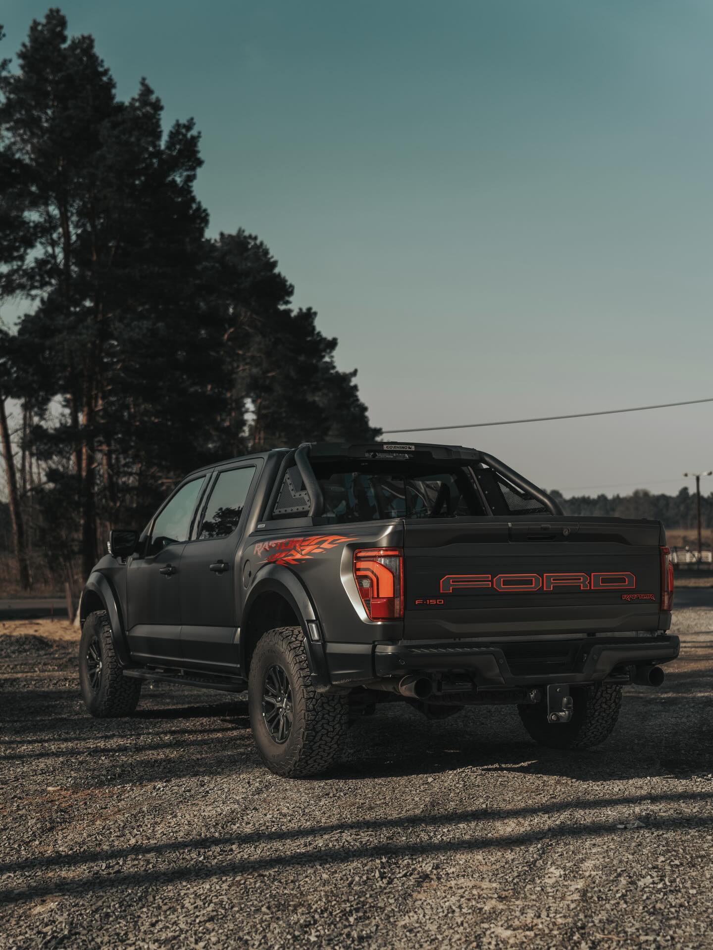 Von Weiß zu purem Offroad-Statement.
Dieser Ford F150 Raptor steht jetzt in PWF Diamond Black – tief, staubresistent im Look, gemacht für jedes Terrain.Akzente in Ruby Red setzen gezielte Highlights und bringen genau die Portion Aggressivität, die ein echter Offroader braucht.
Gebaut für Schotter, Dreck und weite Horizonte.Kein Schnickschnack – nur Präsenz, Kraft und Charakter.
FOLIATUNE 13Design. Performance. Offroad.
🌐 www.foliatune.de
📩 info@foliatune.de
📱 0177 29 85 626
#offroadstyle #fordraptor #foliatune #raptorlife #truckculture