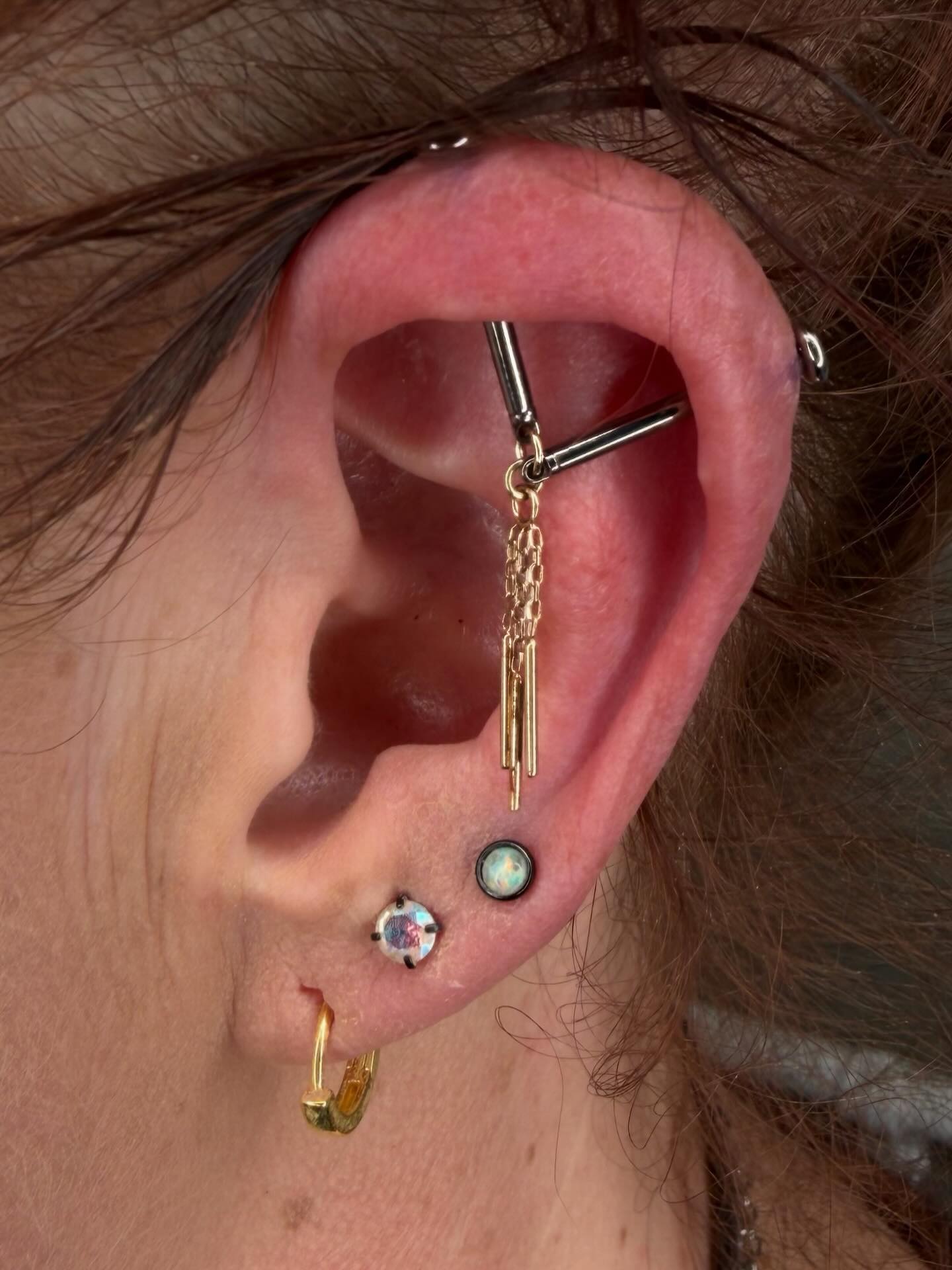 Custom Industrial with some custom golden dangles ✨
By @piercingbyroy ✨
#staytruebodypiercing
#safepiercing
#appmember